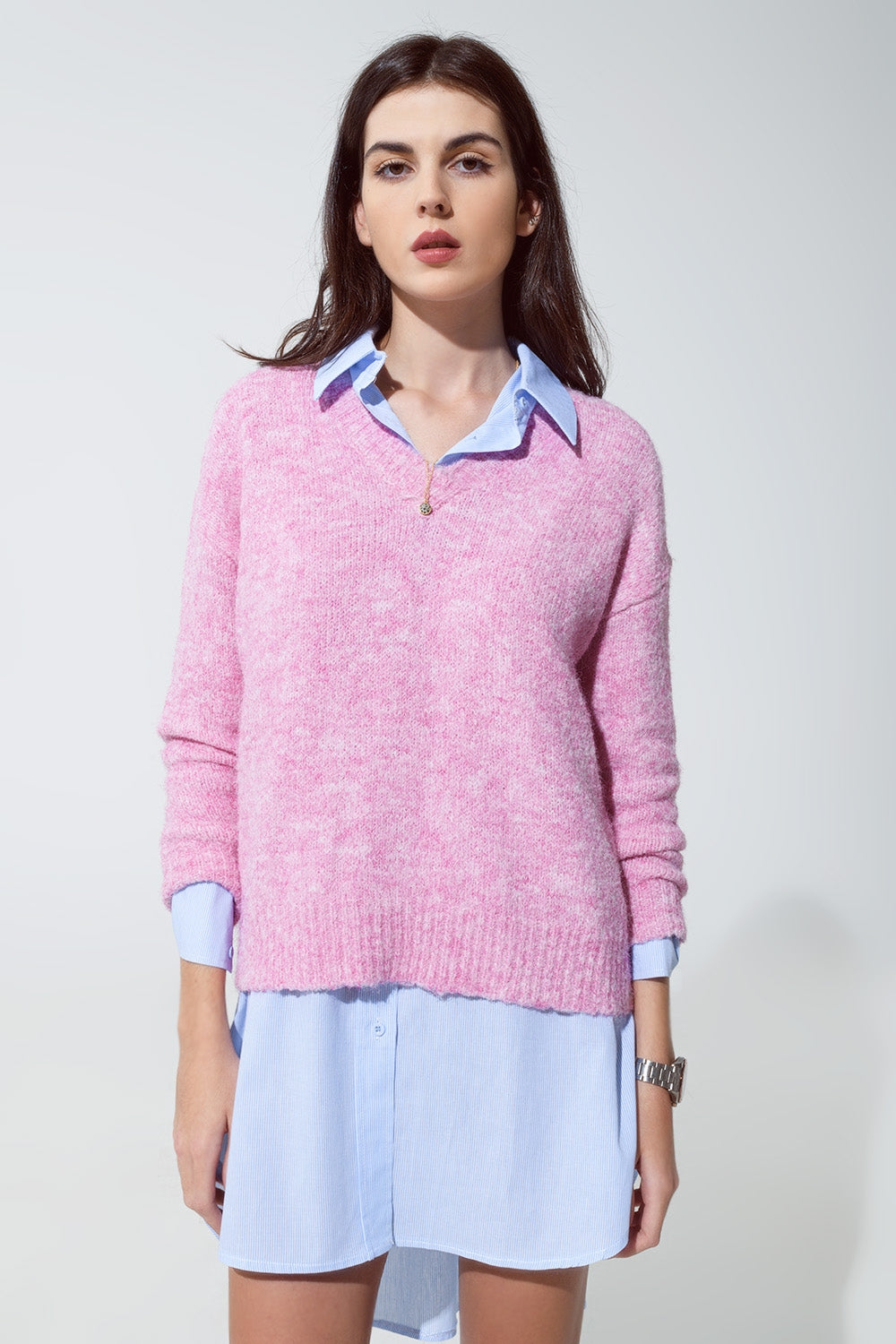 Pull en maille duveteuse rose avec col en V