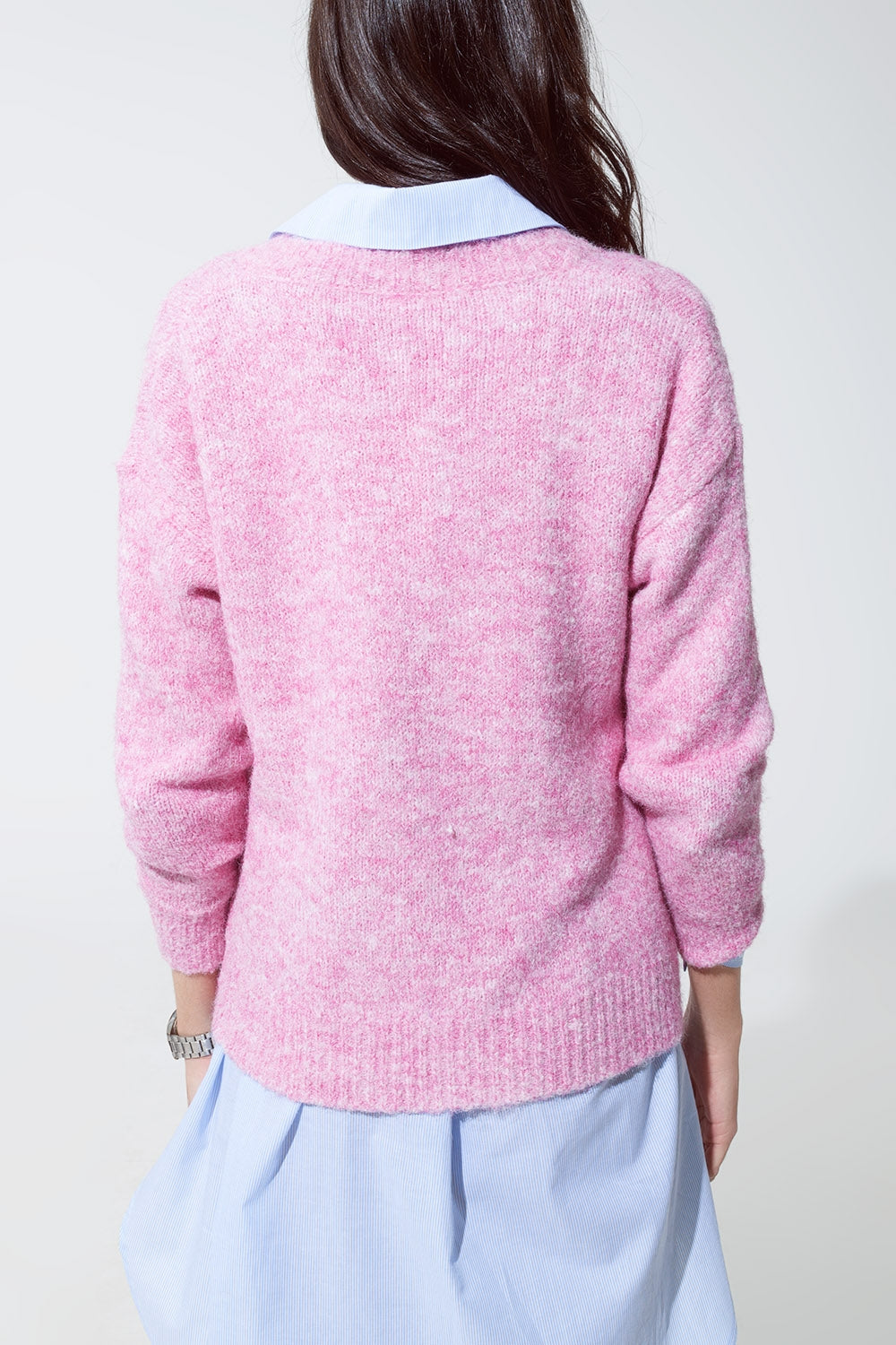 Pull en maille duveteuse rose avec col en V