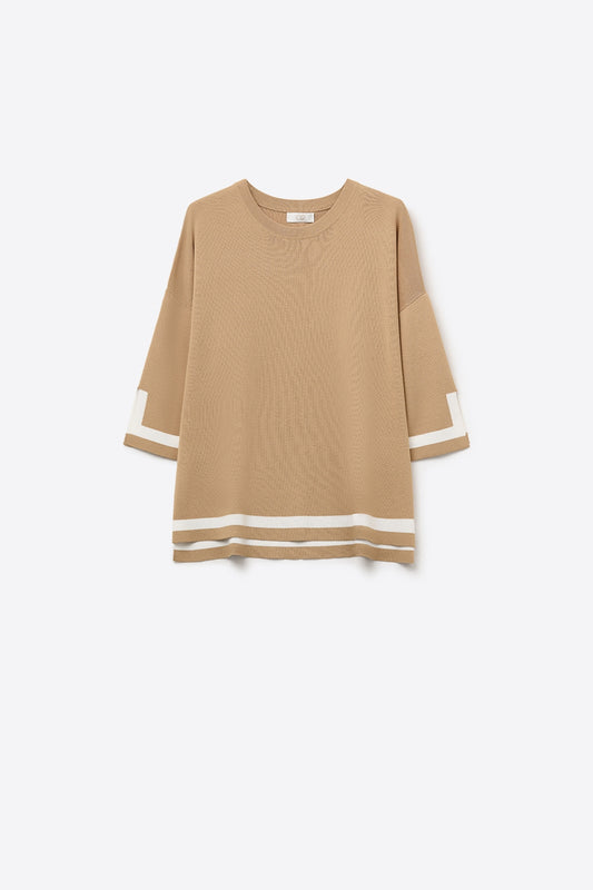 Q2 Pull en maille fine camel avec rayures contrastées en blanc et manches 3/4