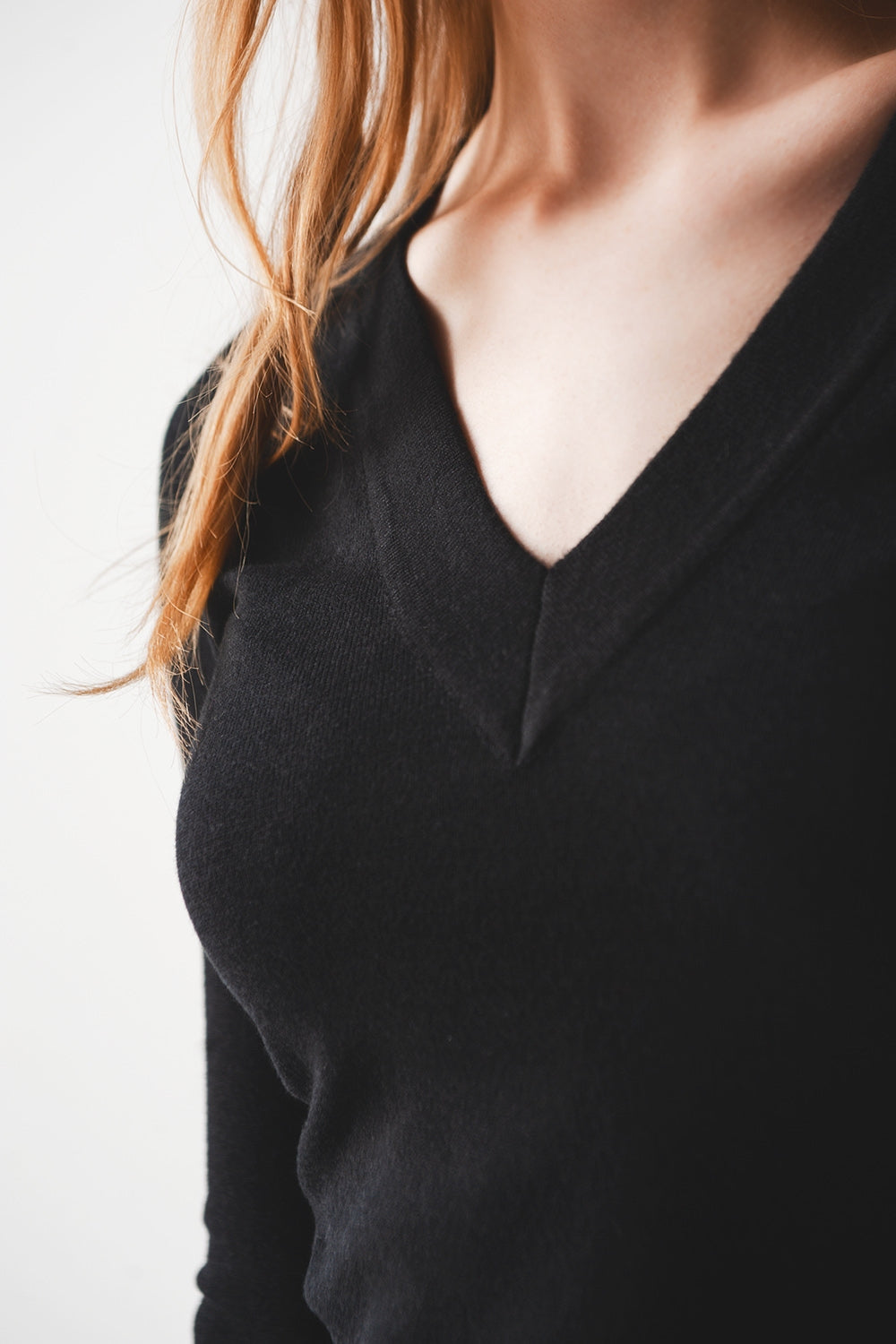 Pull en maille fine col V noir