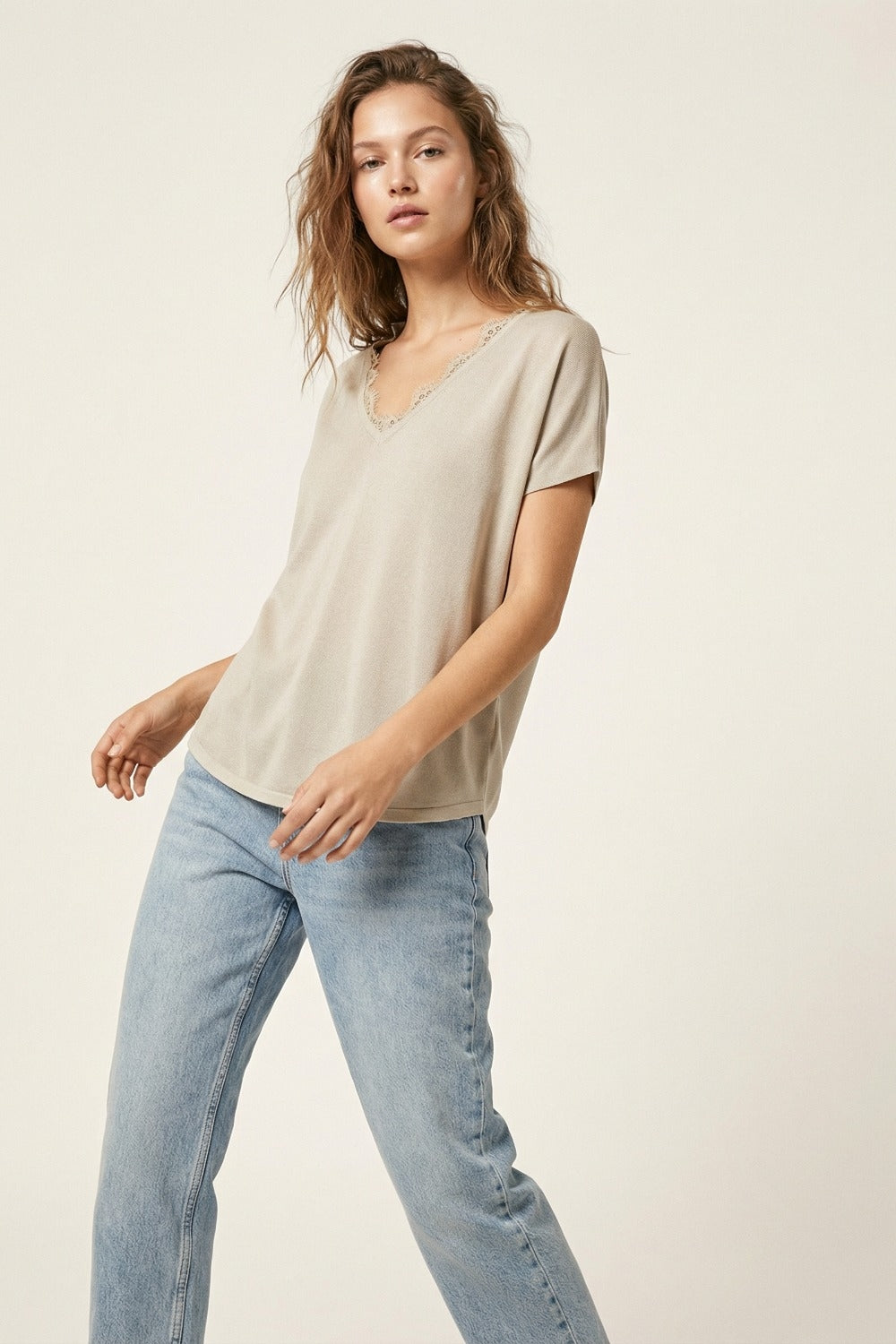 Pull en maille fine et douce avec col en V et bordures en dentelle en beige