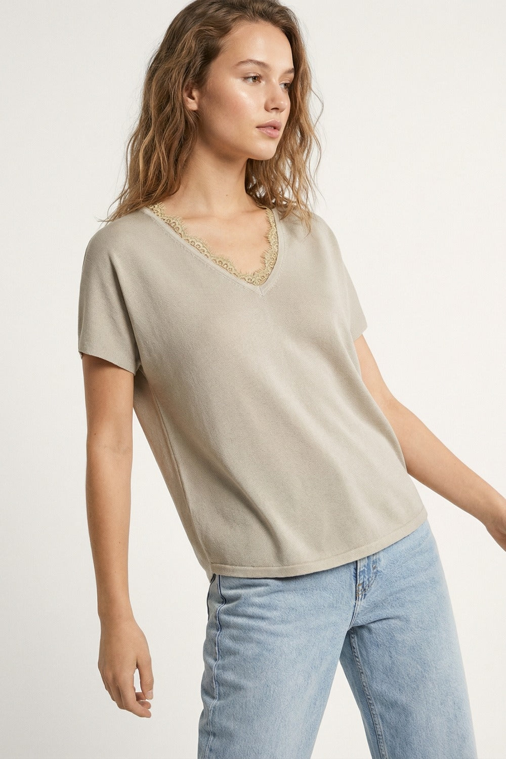 Pull en maille fine et douce avec col en V et bordures en dentelle en beige