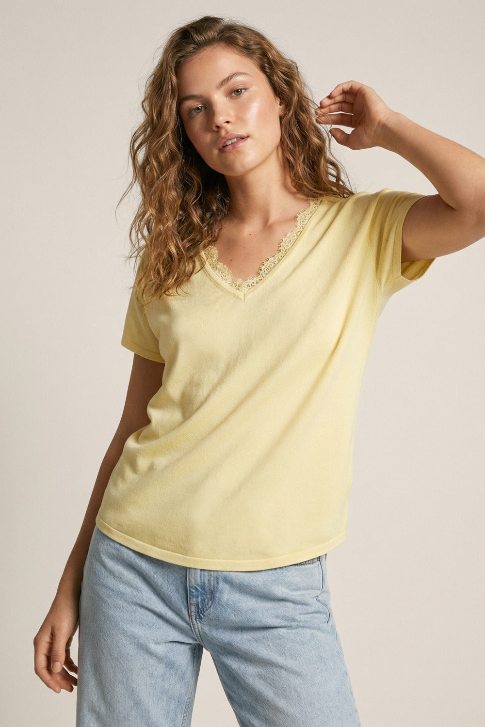 Pull en maille fine et douce avec col en V et bordures en dentelle en jaune