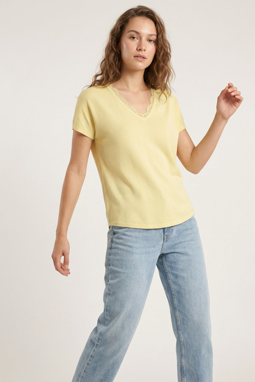 Pull en maille fine et douce avec col en V et bordures en dentelle en jaune