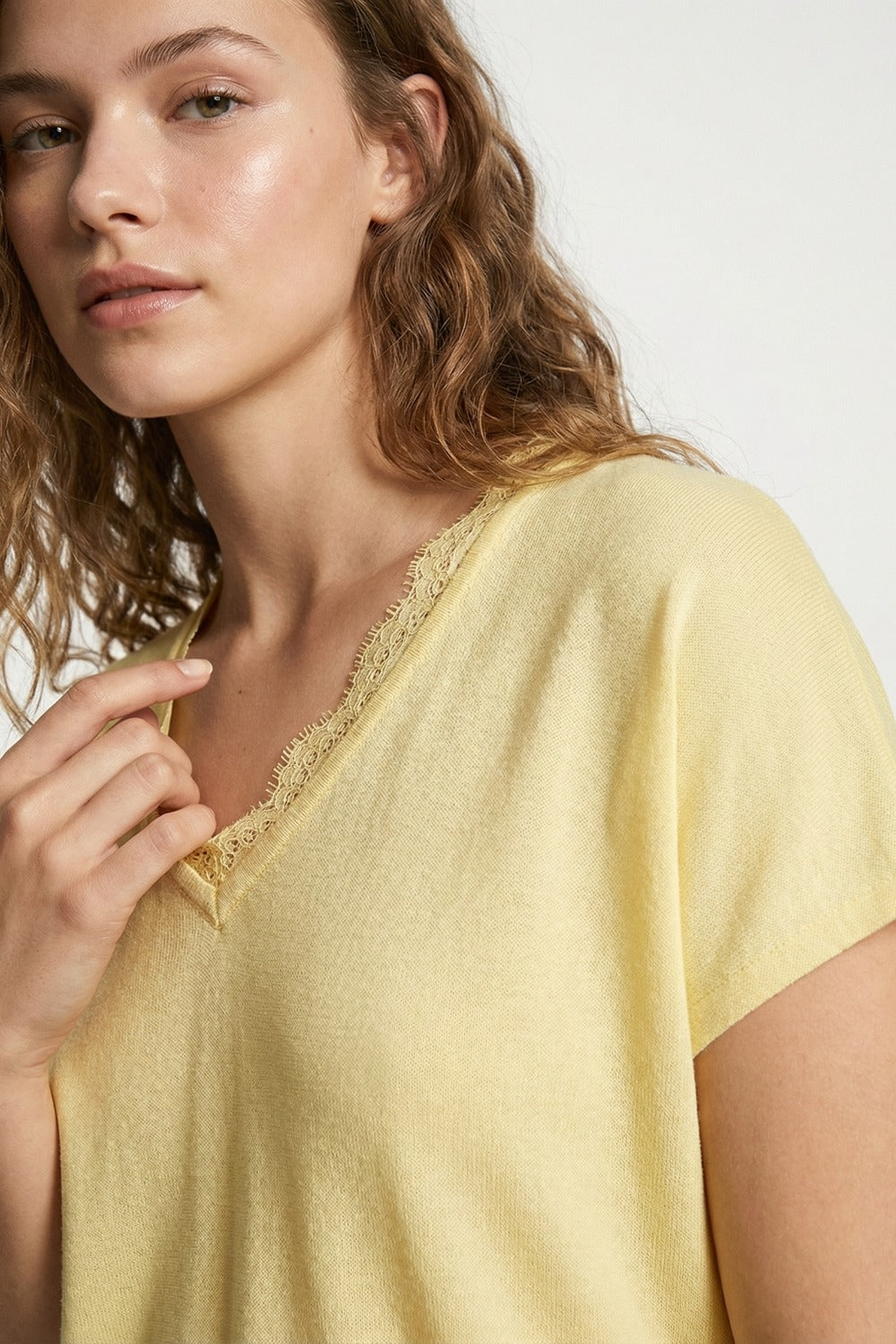 Pull en maille fine et douce avec col en V et bordures en dentelle en jaune