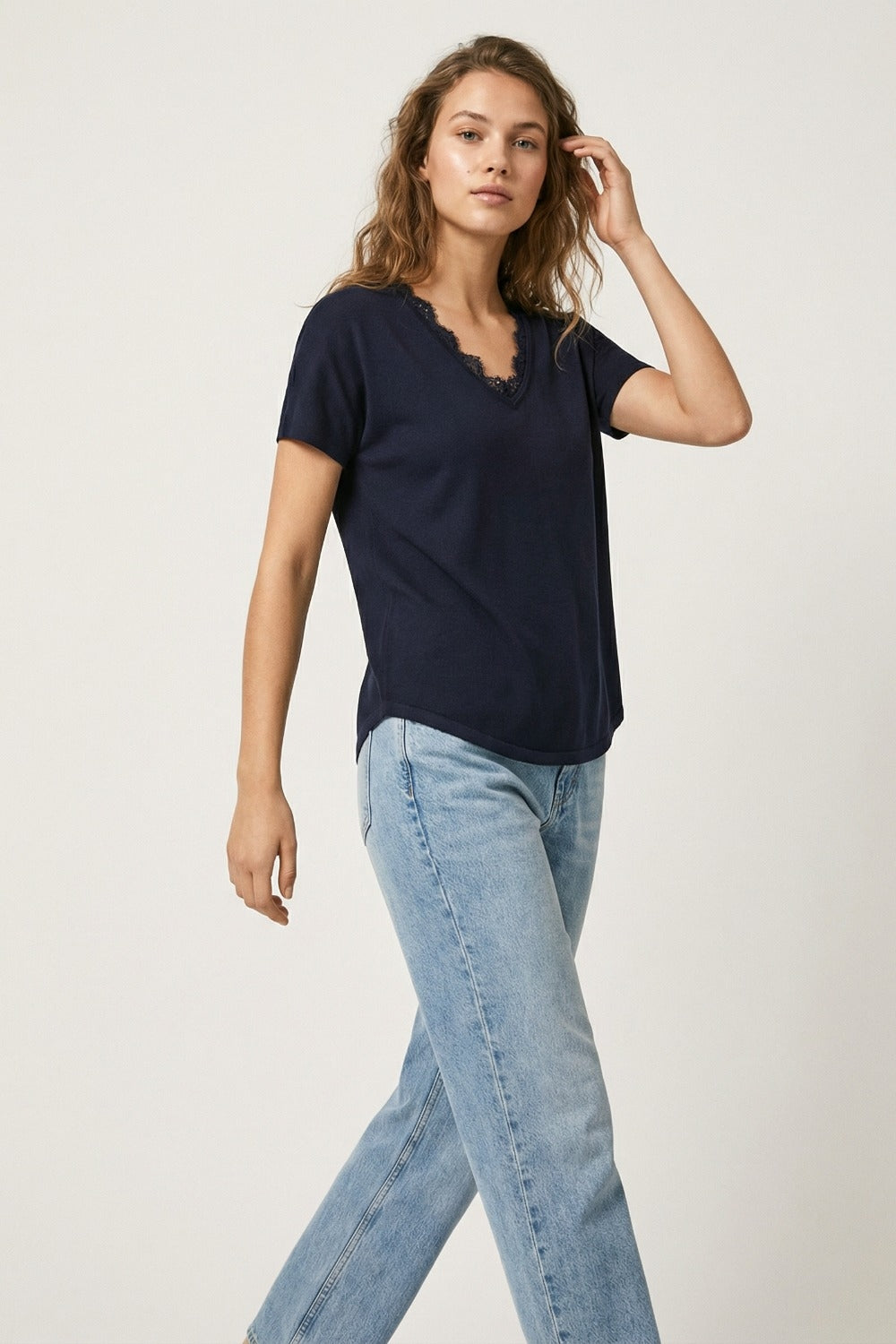 Pull en maille fine et douce avec col en V et bordures en dentelle en marine