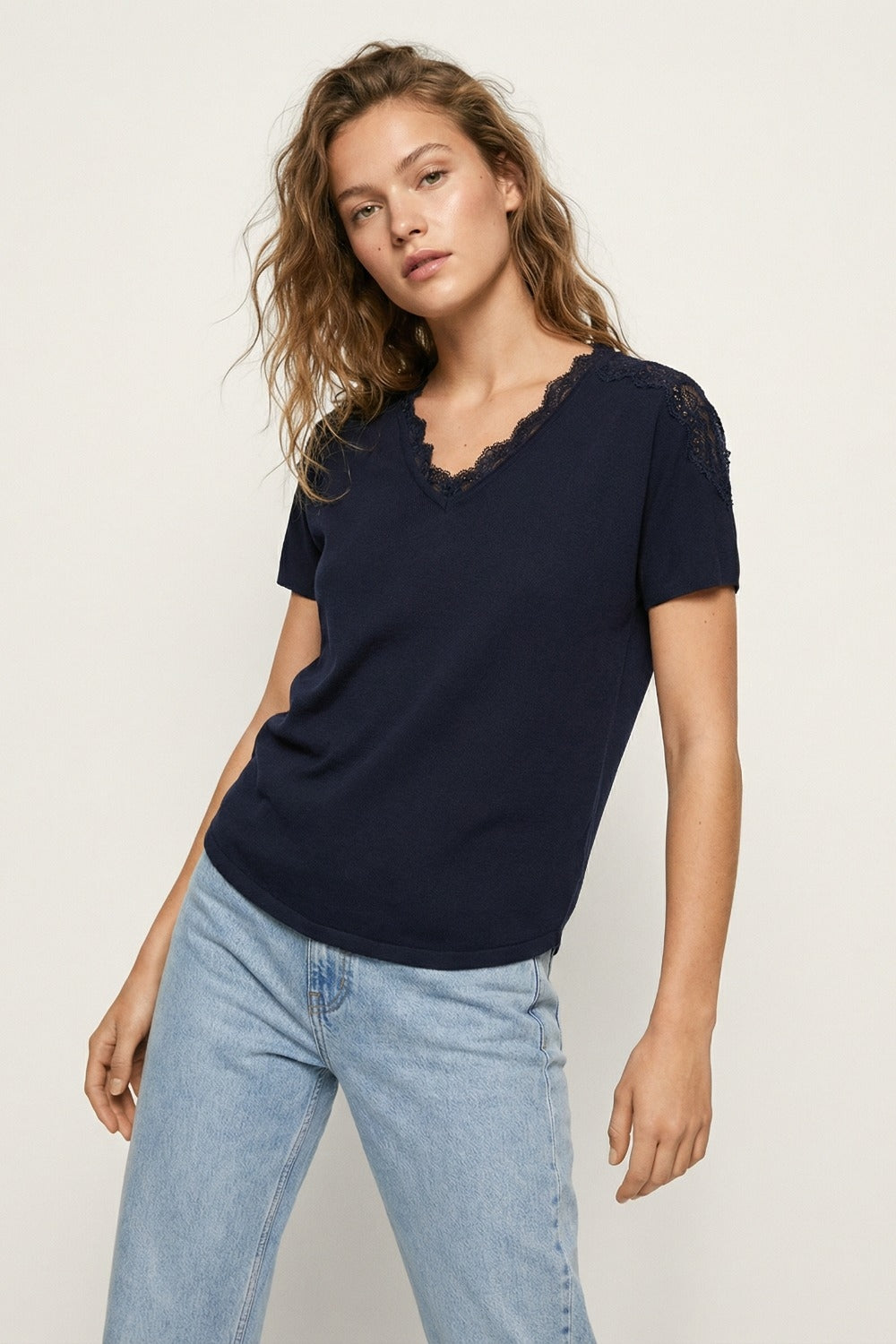 Pull en maille fine et douce avec col en V et bordures en dentelle en marine