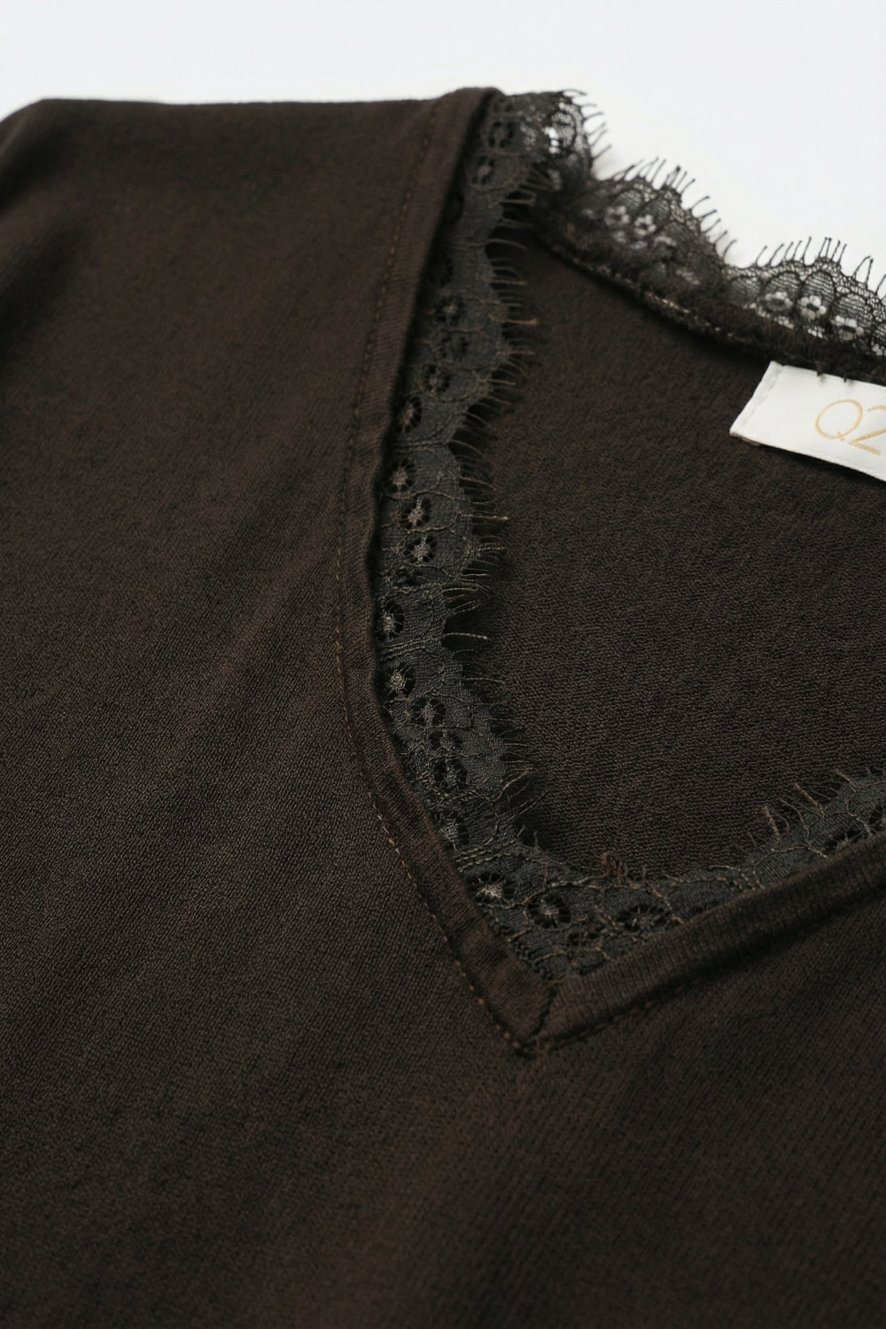 Pull en maille fine et douce avec col en V et bordures en dentelle en marron