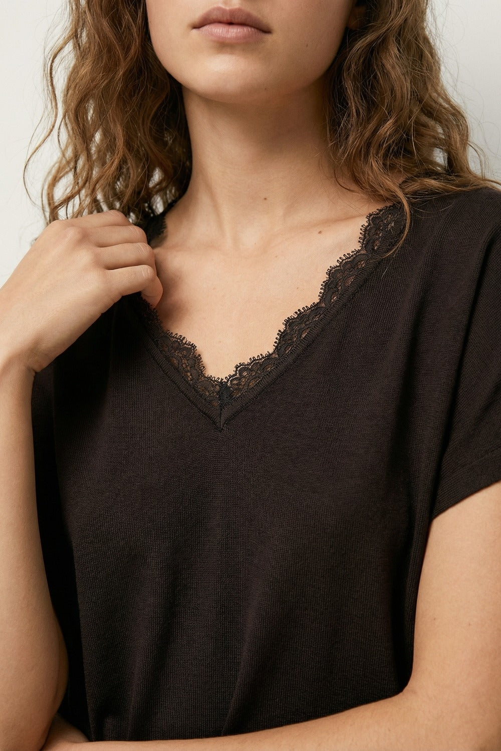 Pull en maille fine et douce avec col en V et bordures en dentelle en marron