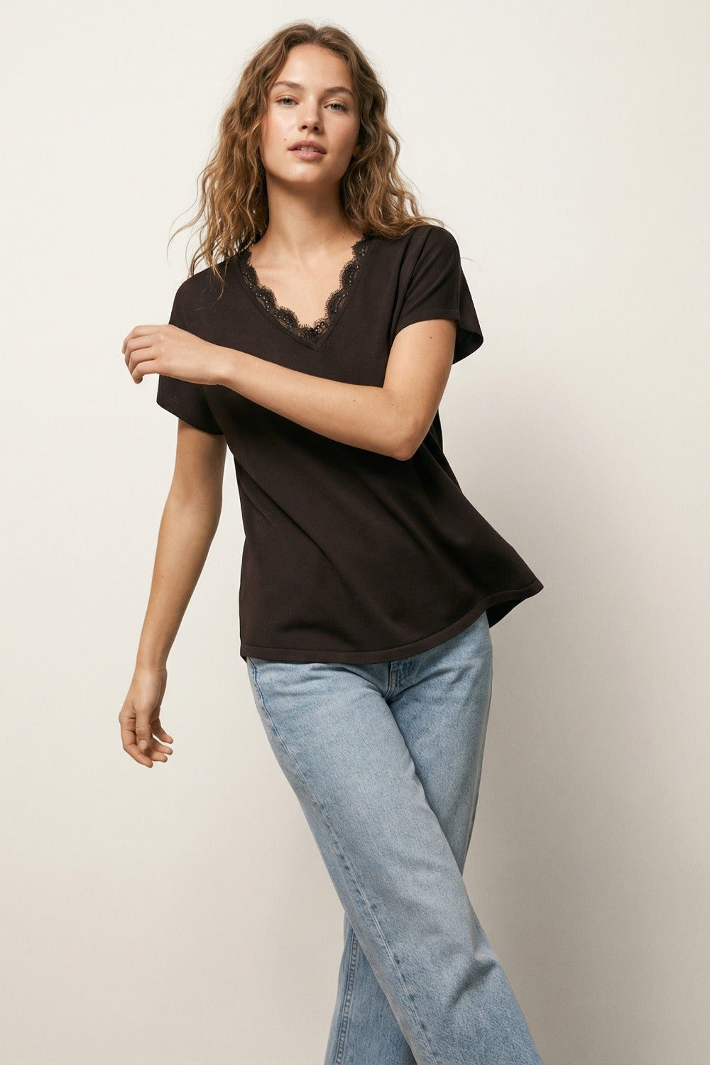 Pull en maille fine et douce avec col en V et bordures en dentelle en marron