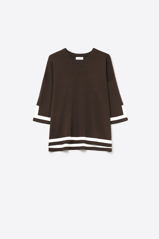 Q2 Pull en maille fine marron avec rayures contrastées en blanc et manches 3/4