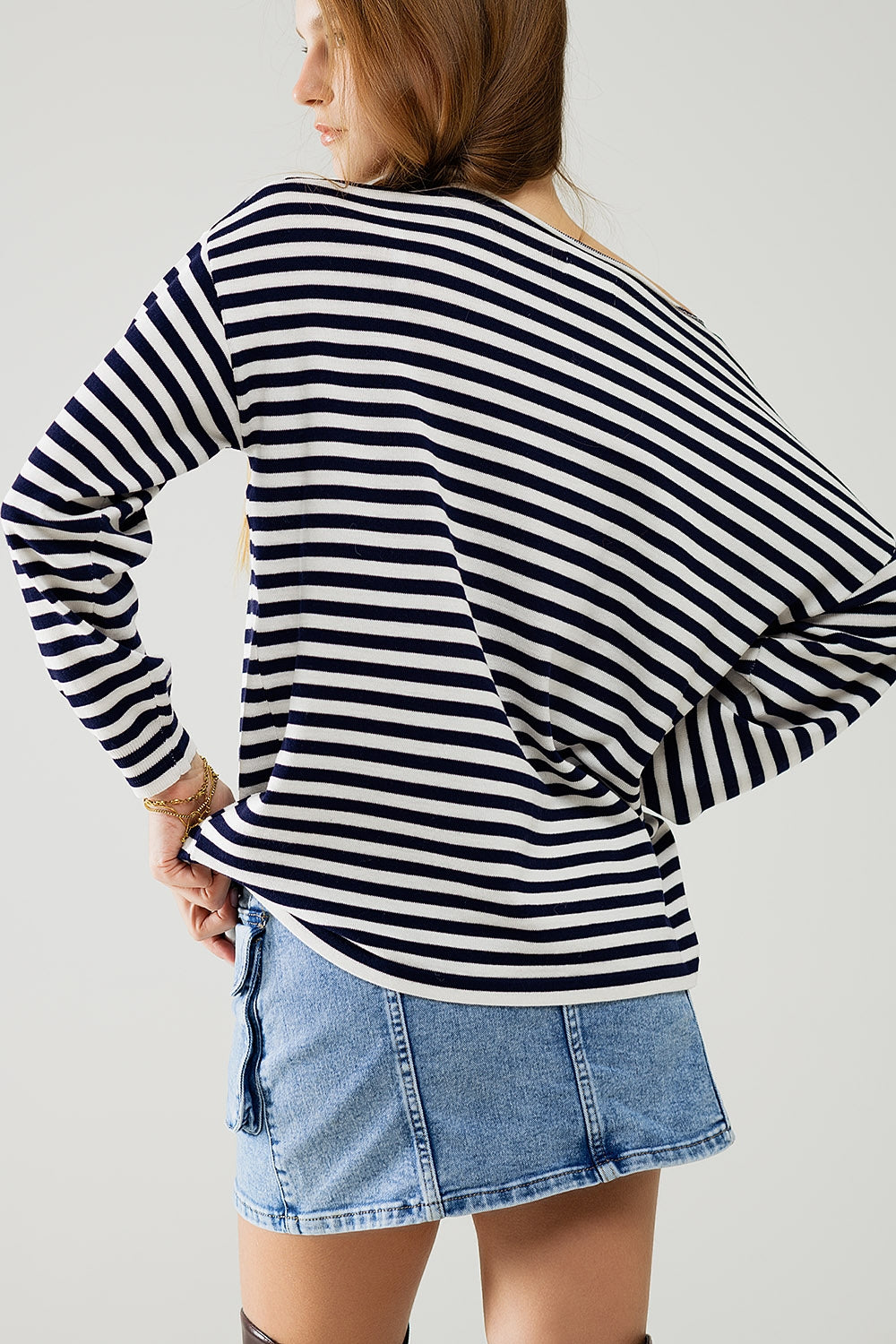 pull en maille fine rayée bleu marine avec col bateau