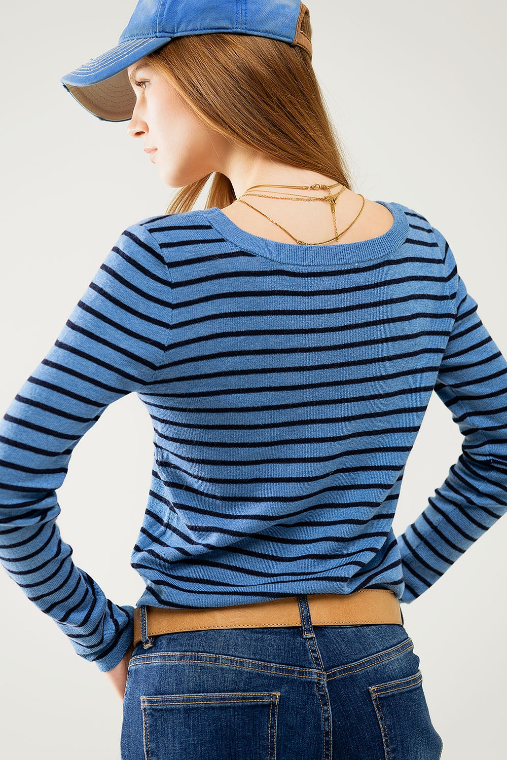 Pull en maille fine rayée bleue avec col bateau