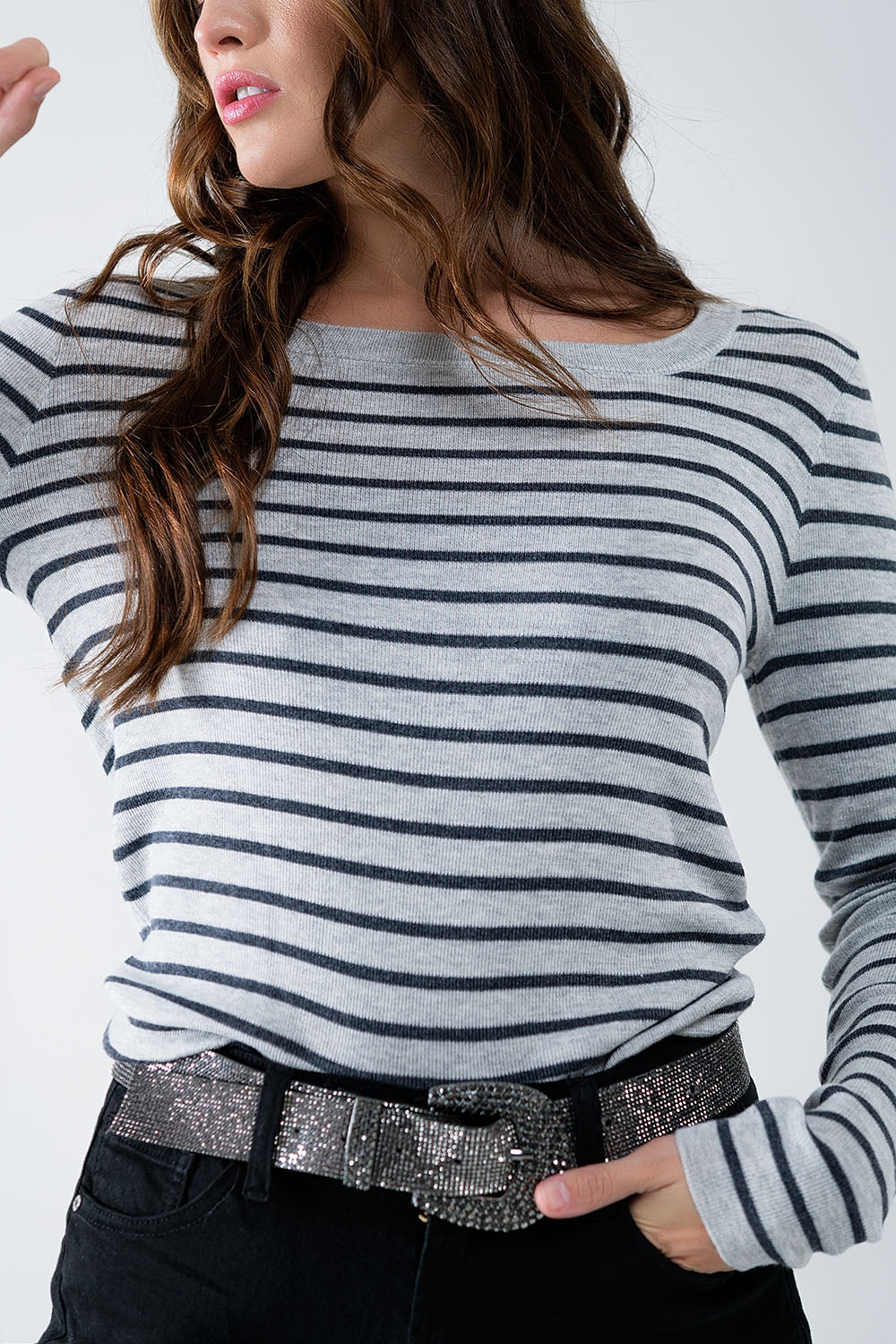 Pull en maille fine rayée grise avec col bateau