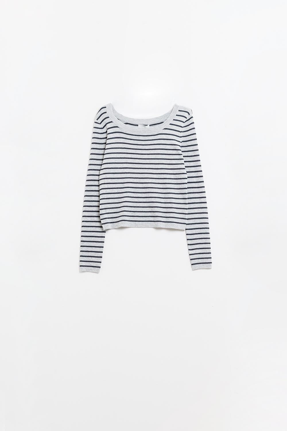 Pull en maille fine rayée grise avec col bateau