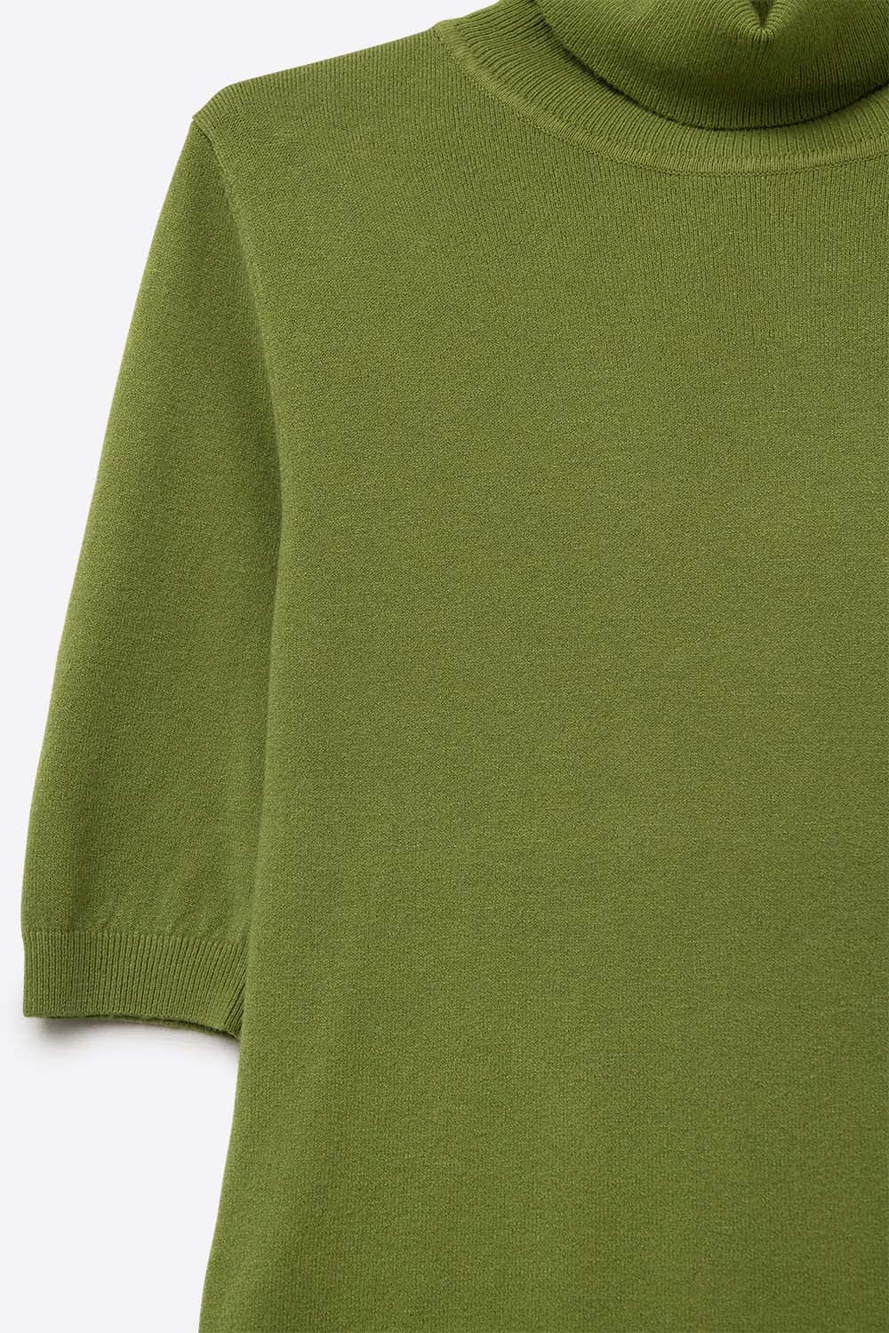 Pull en maille fine vert olive avec col montant et manches coudées