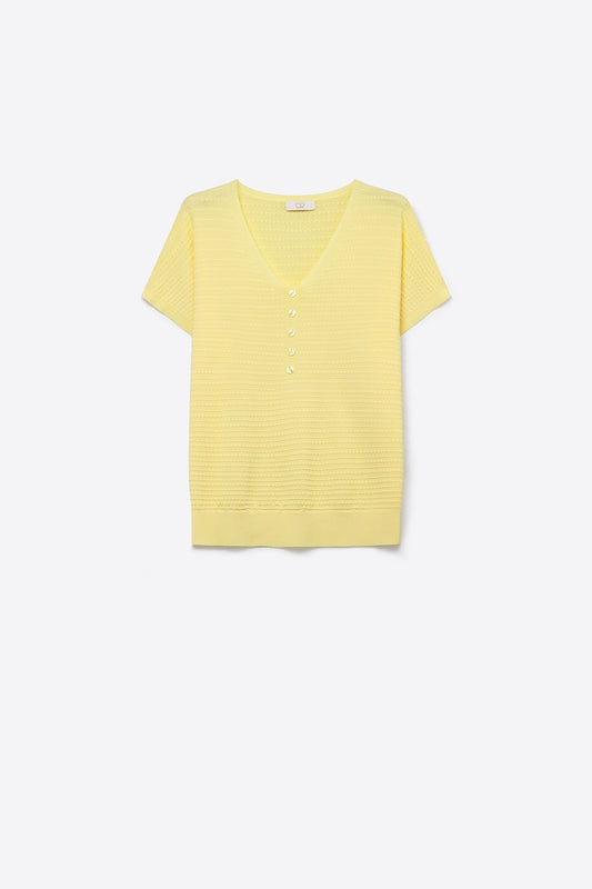 Q2 Pull en maille texturée jaune à col en V avec boutons