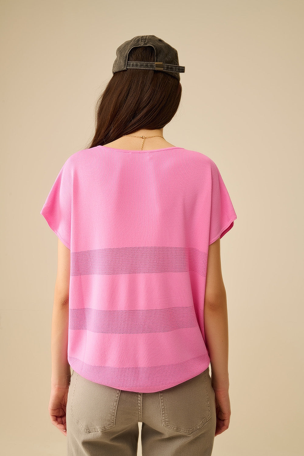 Pull en tricot à col en V fuchsia avec détails en maille ouverte