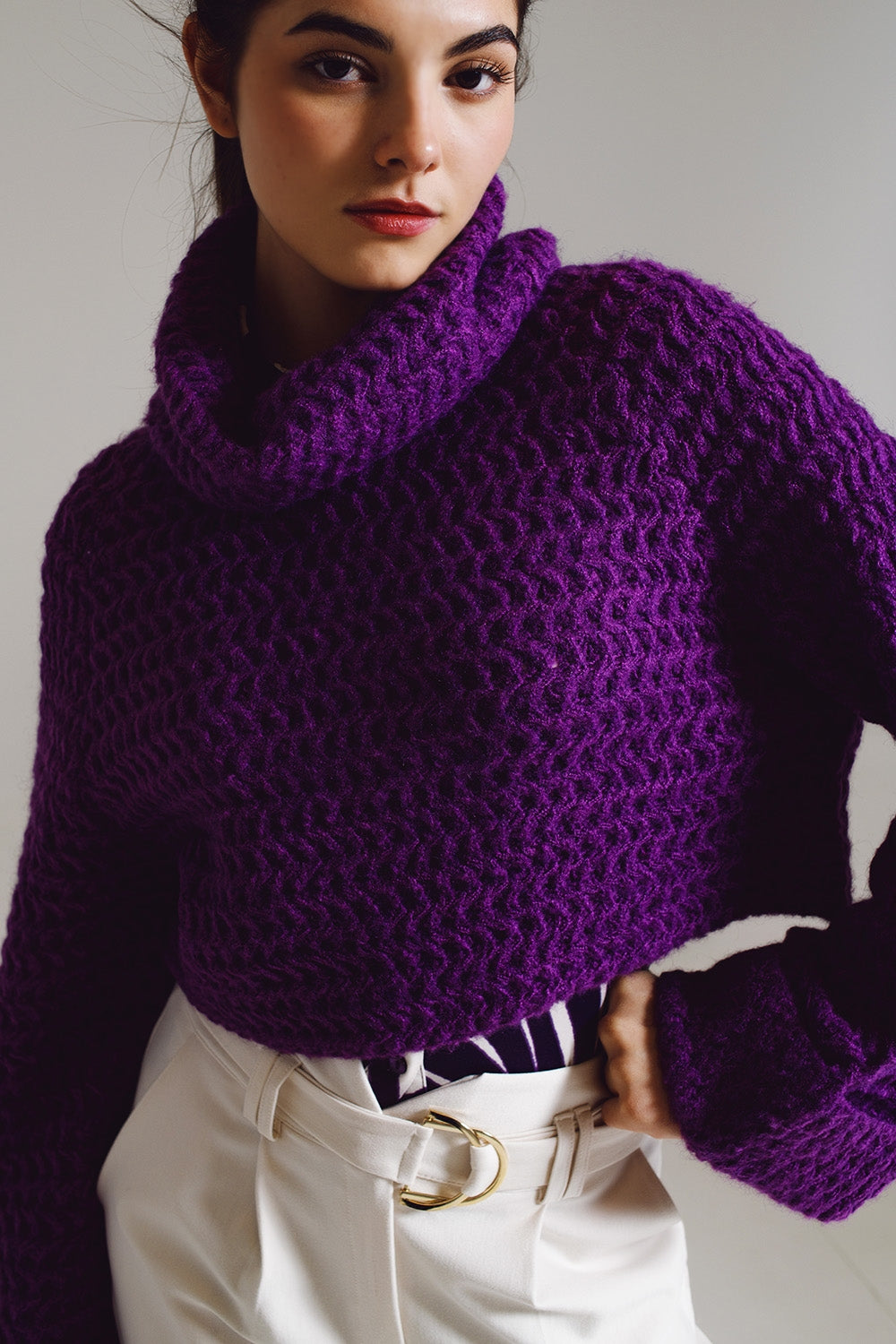 Pull en tricot à col roulé et manchettes retroussées en violet