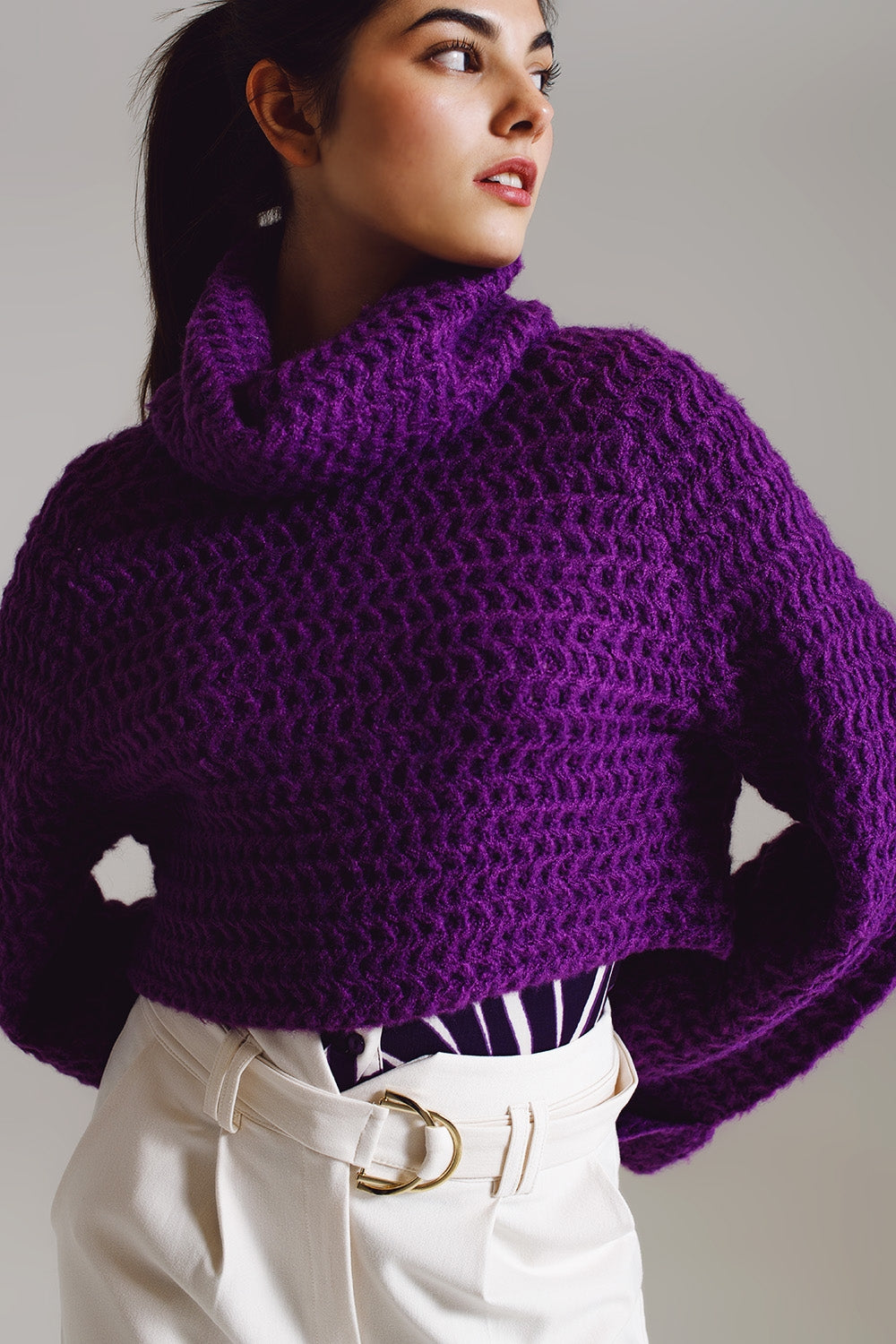 Pull en tricot à col roulé et manchettes retroussées en violet