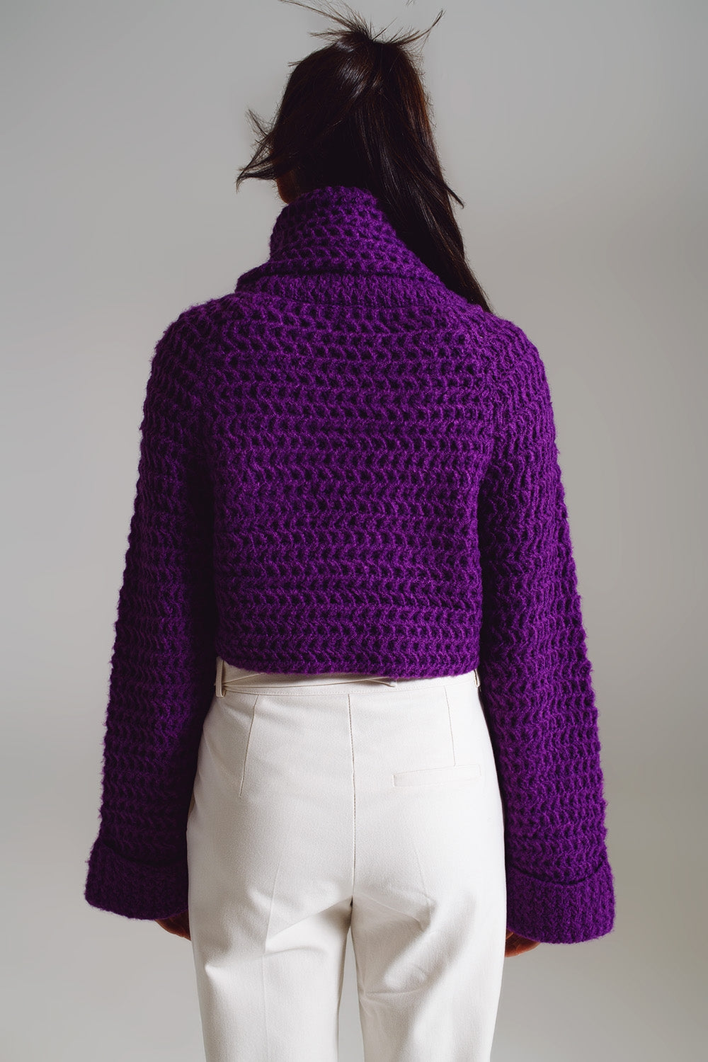 Pull en tricot à col roulé et manchettes retroussées en violet