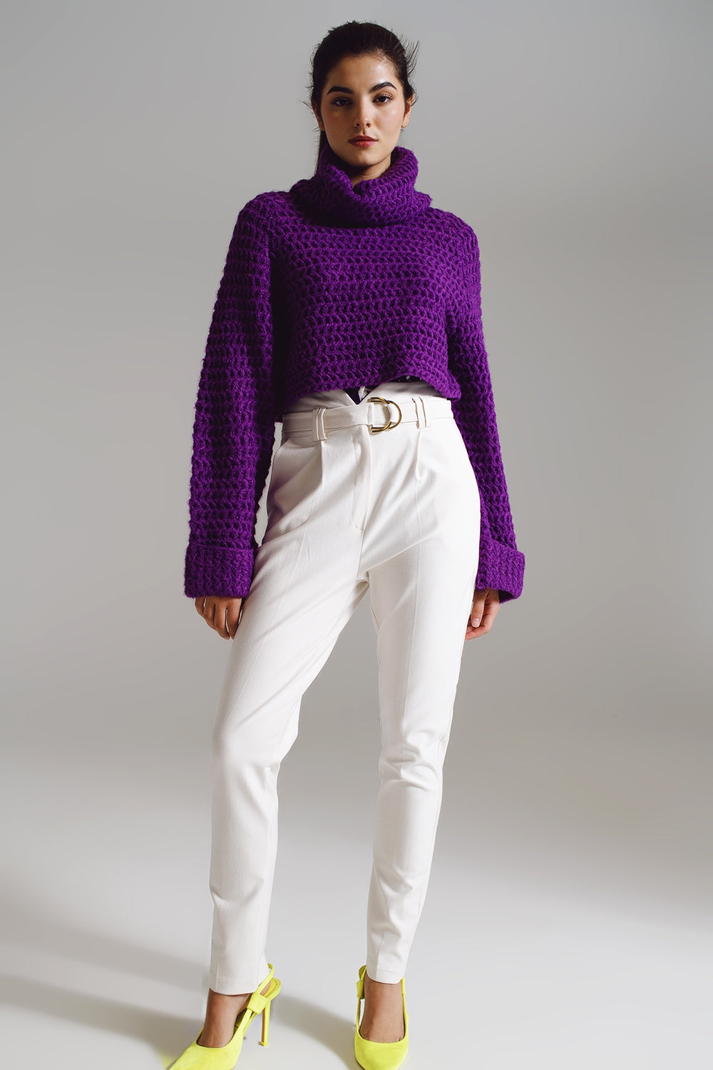 Pull en tricot à col roulé et manchettes retroussées en violet