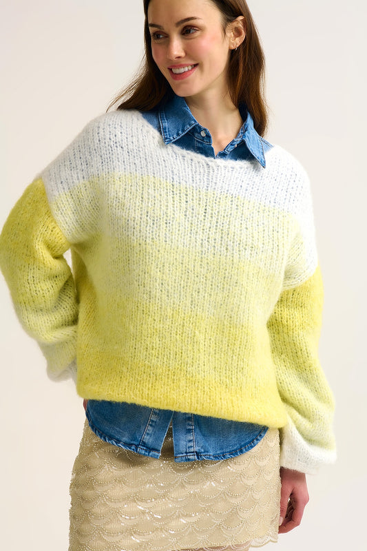 Q2 Pull en tricot dégradé duveteux avec transitions de couleurs jaunes douces