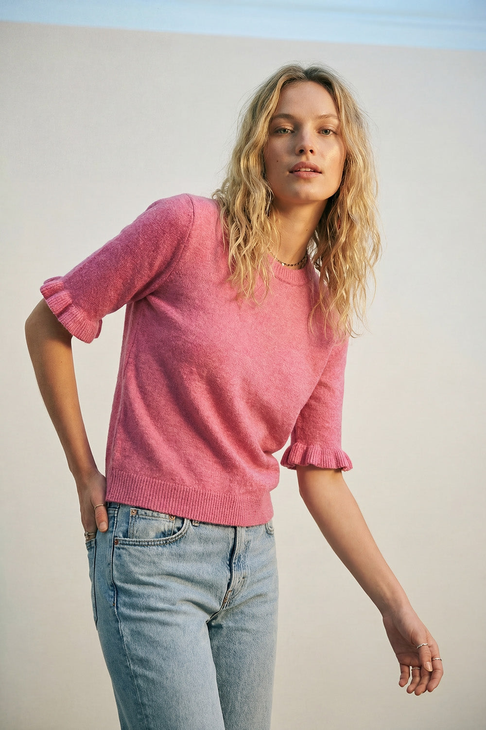 Pull en tricot doux et moelleux rose avec manches à volants