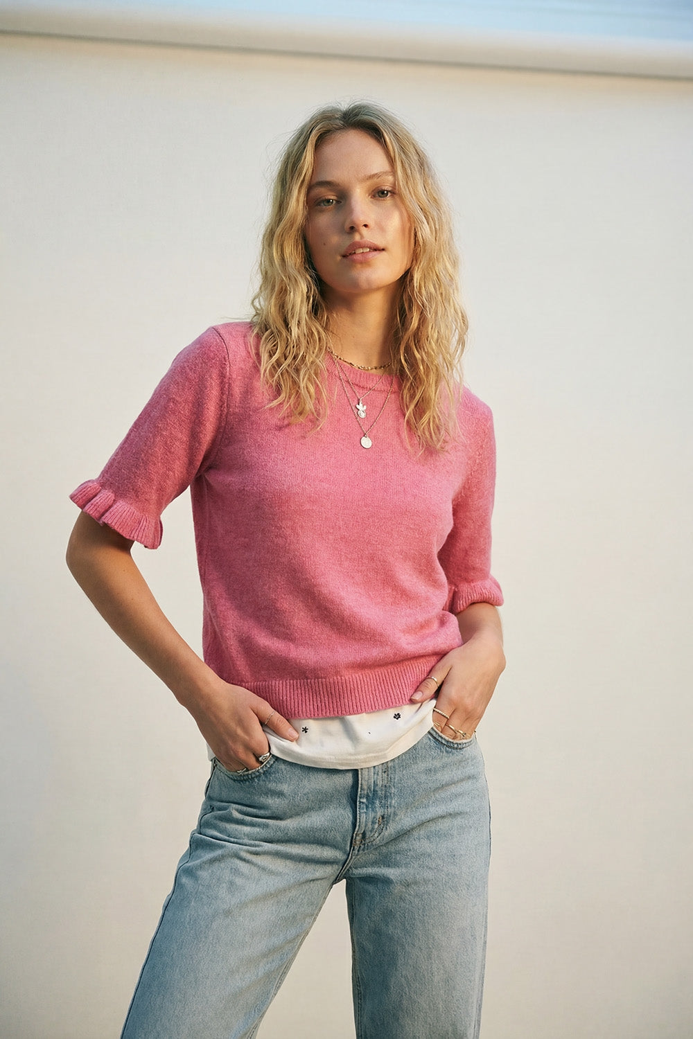Pull en tricot doux et moelleux rose avec manches à volants