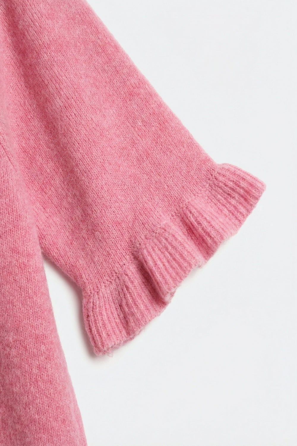 Pull en tricot doux et moelleux rose avec manches à volants