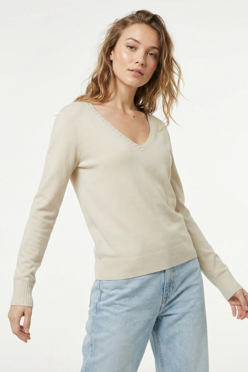 Pull en tricot fin à col en V et encolure décorative en beige