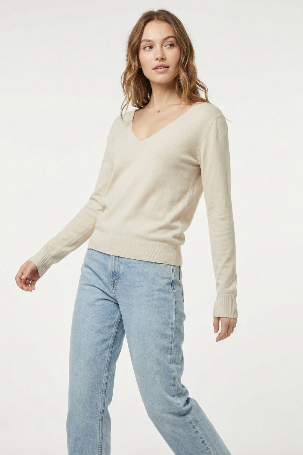 Pull en tricot fin à col en V et encolure décorative en beige