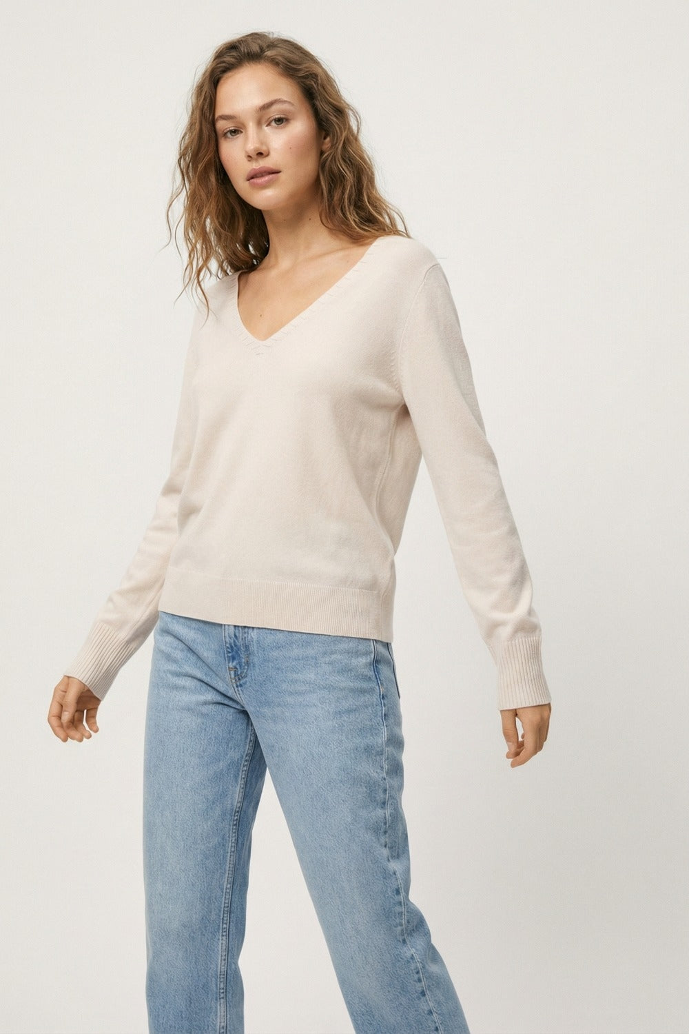 Pull en tricot fin à col en V et encolure décorative en blanc