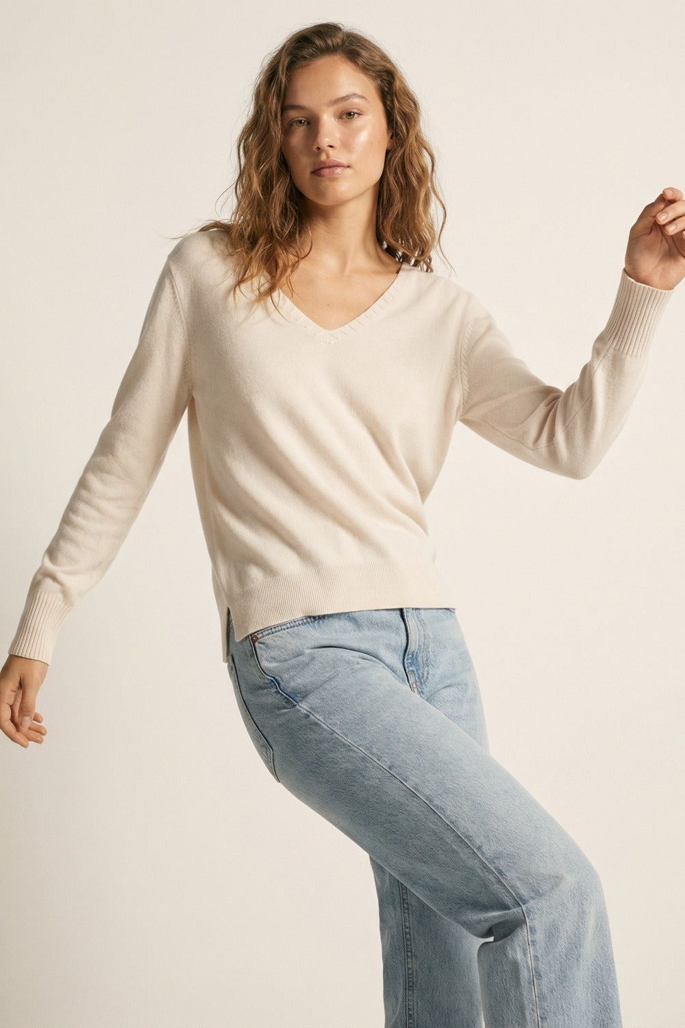 Pull en tricot fin à col en V et encolure décorative en blanc