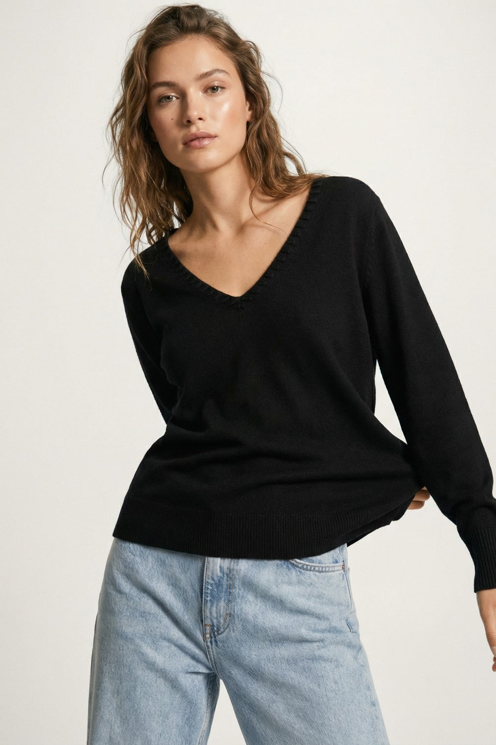 Pull en tricot fin à col en V et encolure décorative en noir