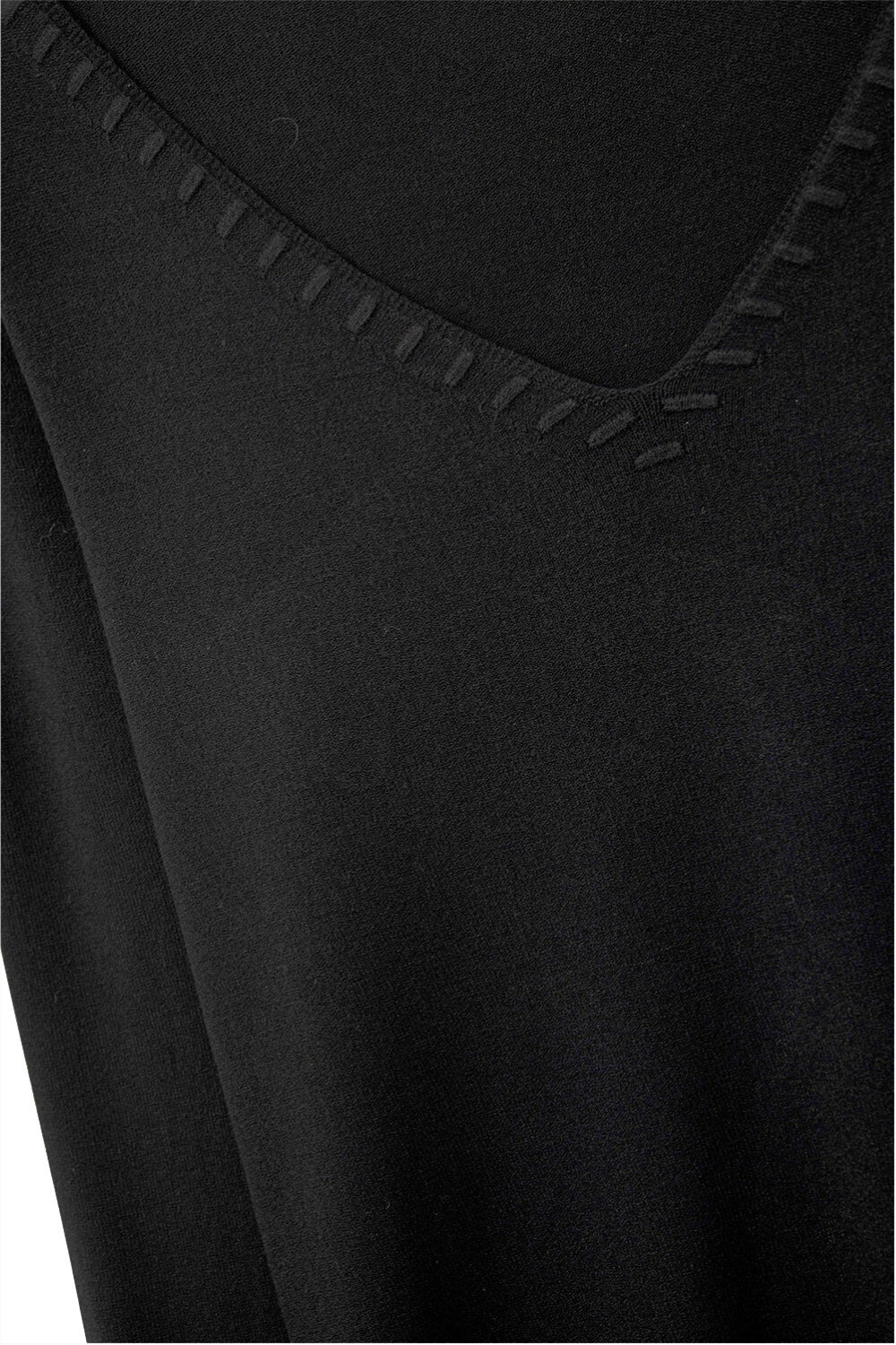 Pull en tricot fin à col en V et encolure décorative en noir