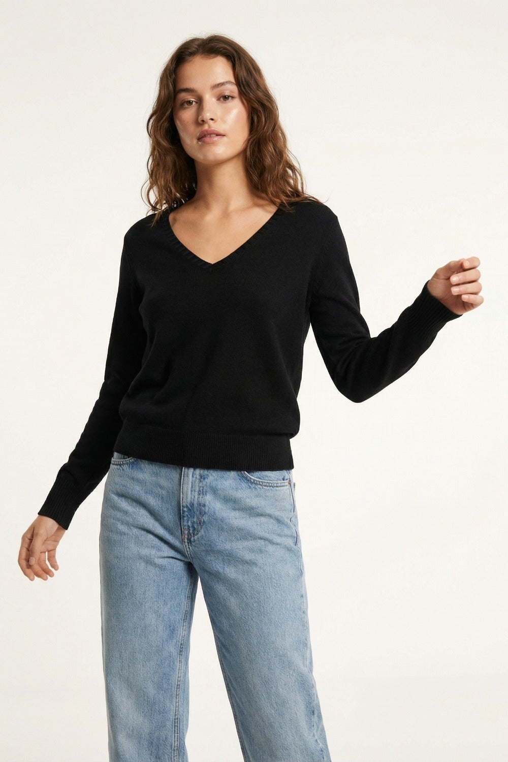 Pull en tricot fin à col en V et encolure décorative en noir