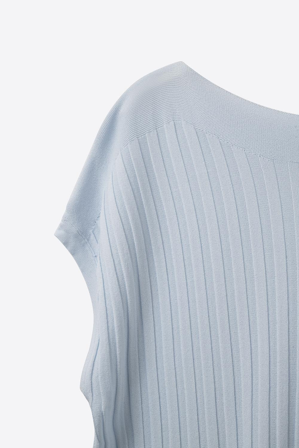 Pull en tricot fin côtelé bleu clair avec col bateau