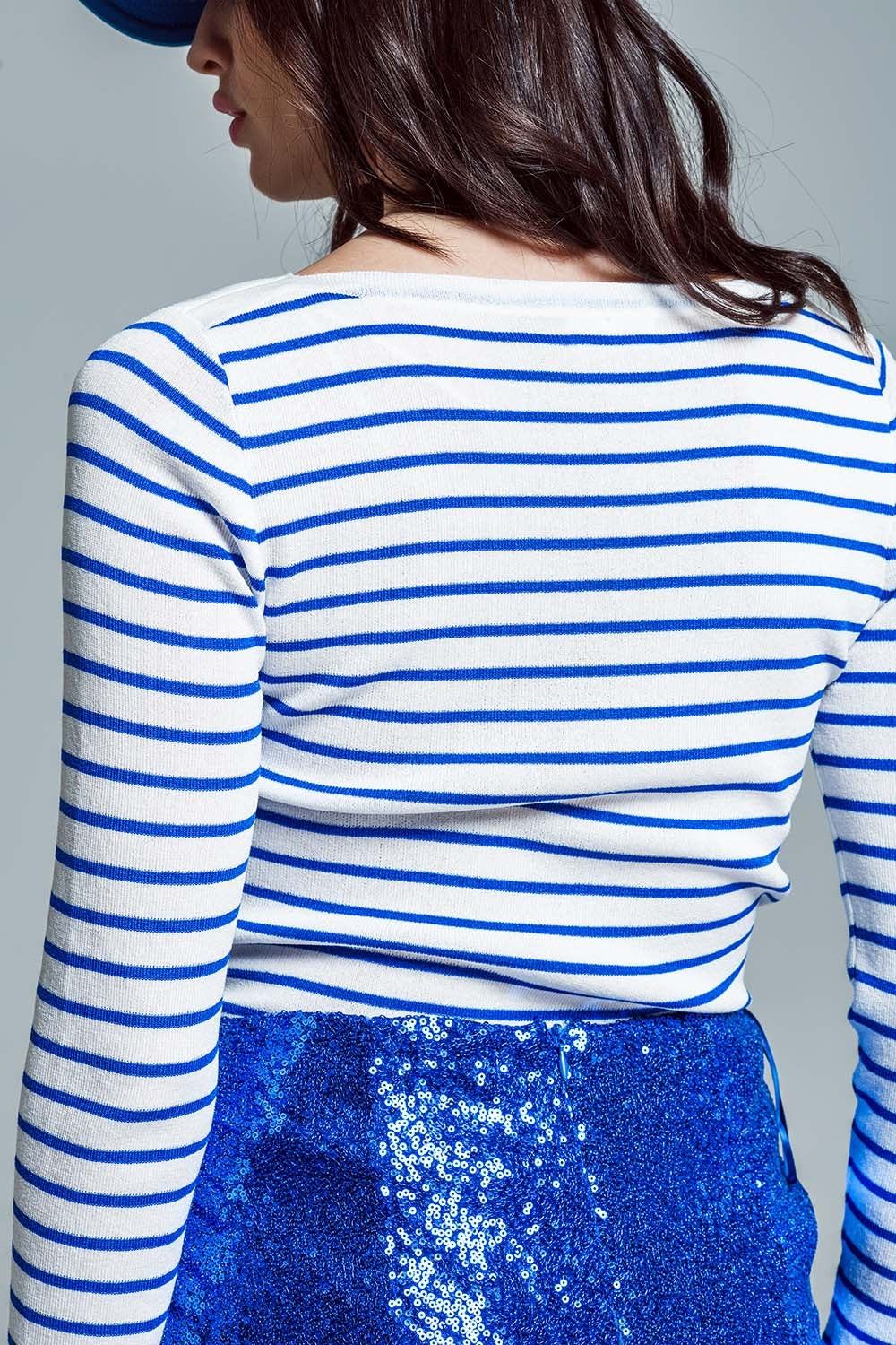 pull fin blanc à rayures bleues