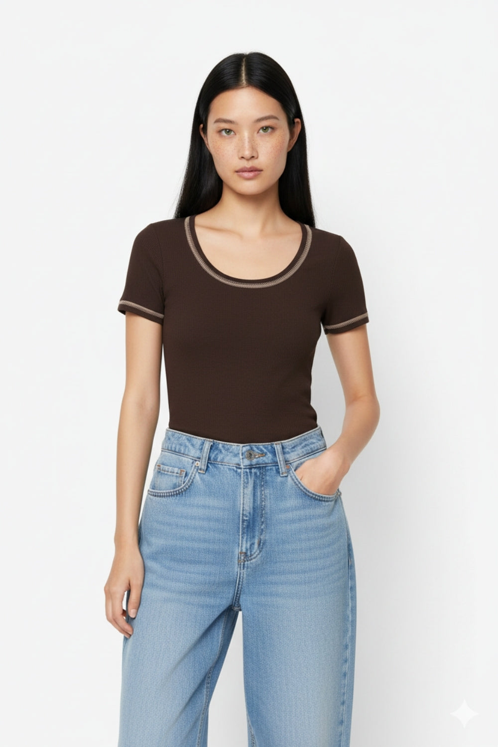 Pull fin en tricot marron Avec couture argentée à l'encolure ronde