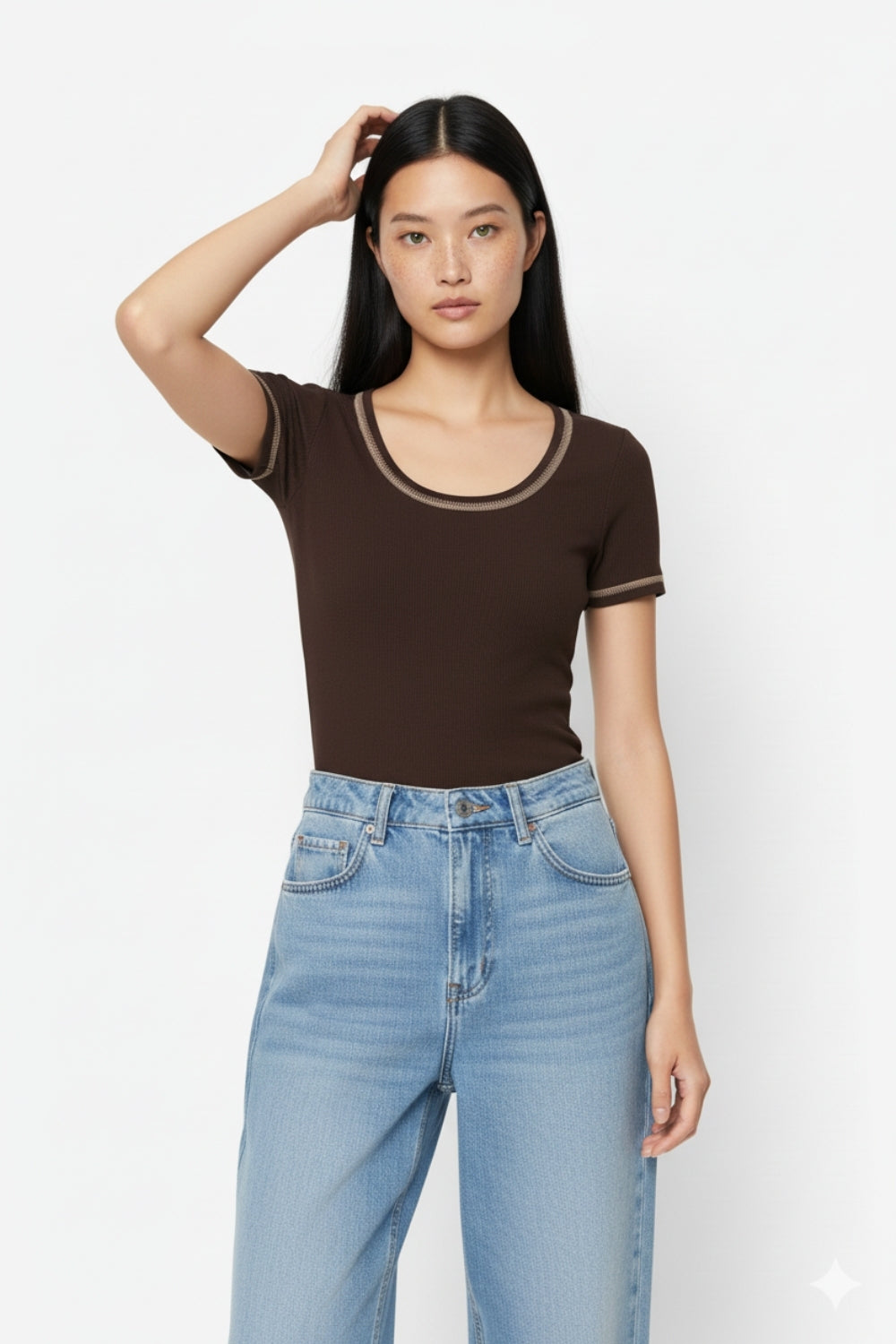 Pull fin en tricot marron Avec couture argentée à l'encolure ronde