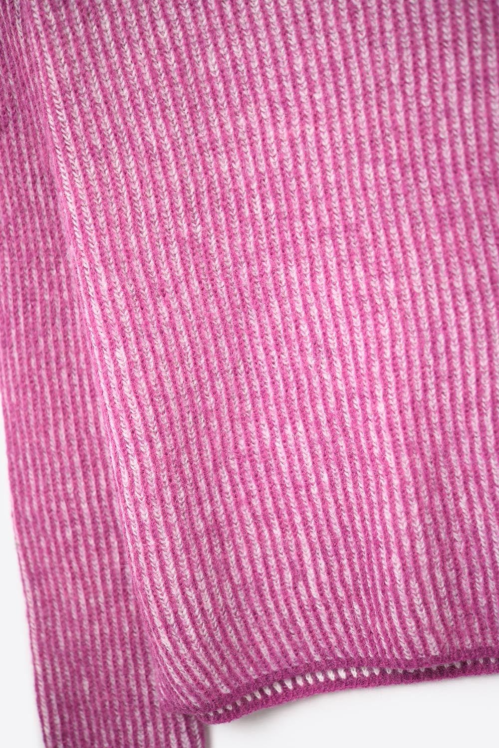 pull fuchsia en maille côtelée à col roulé