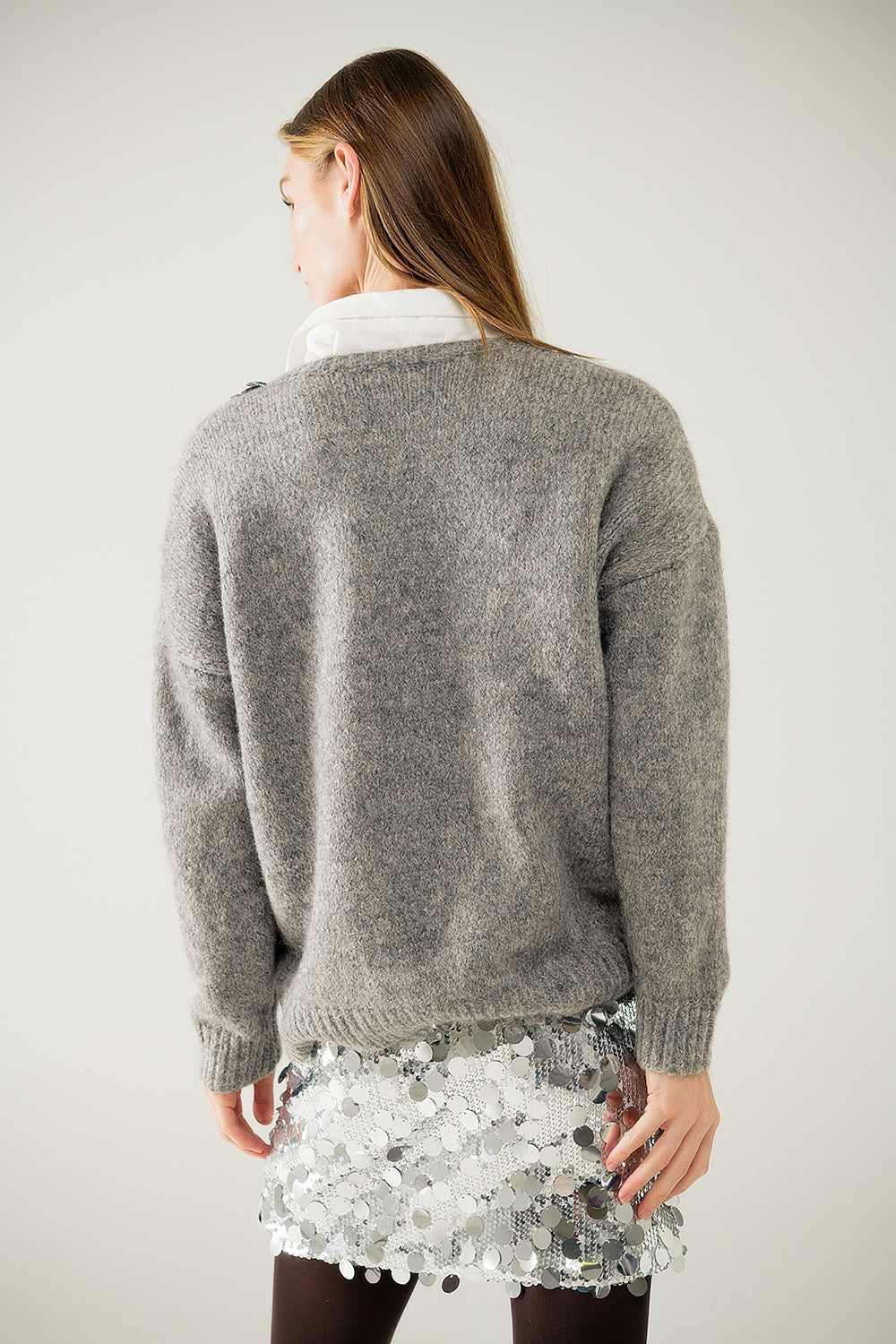 Pull gris à col en V et à paillettes