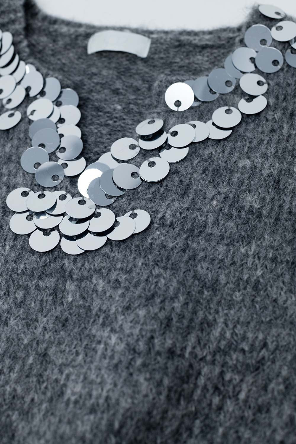 Pull gris à col en V et à paillettes