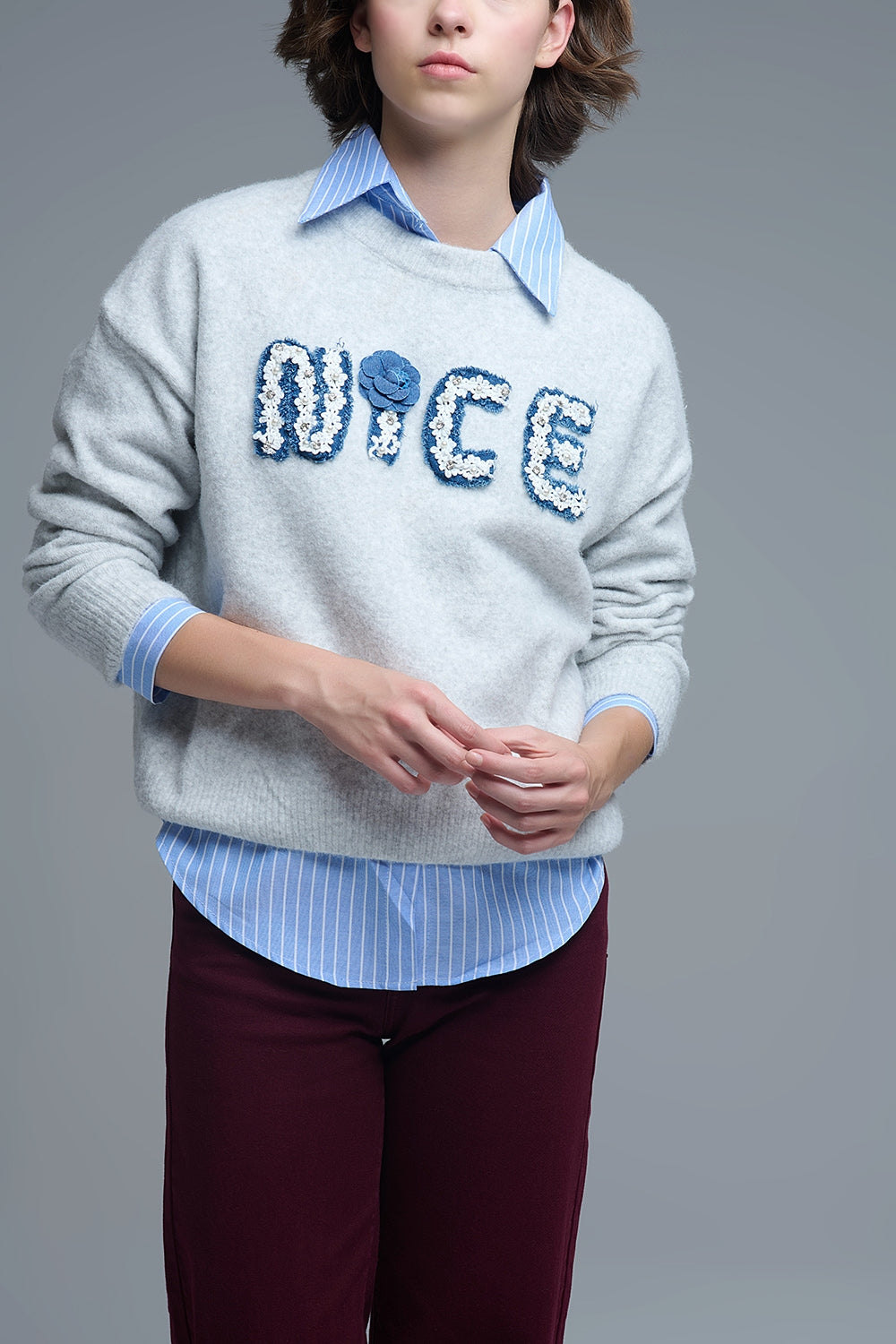 Pull gris à col rond avec broderies Nice