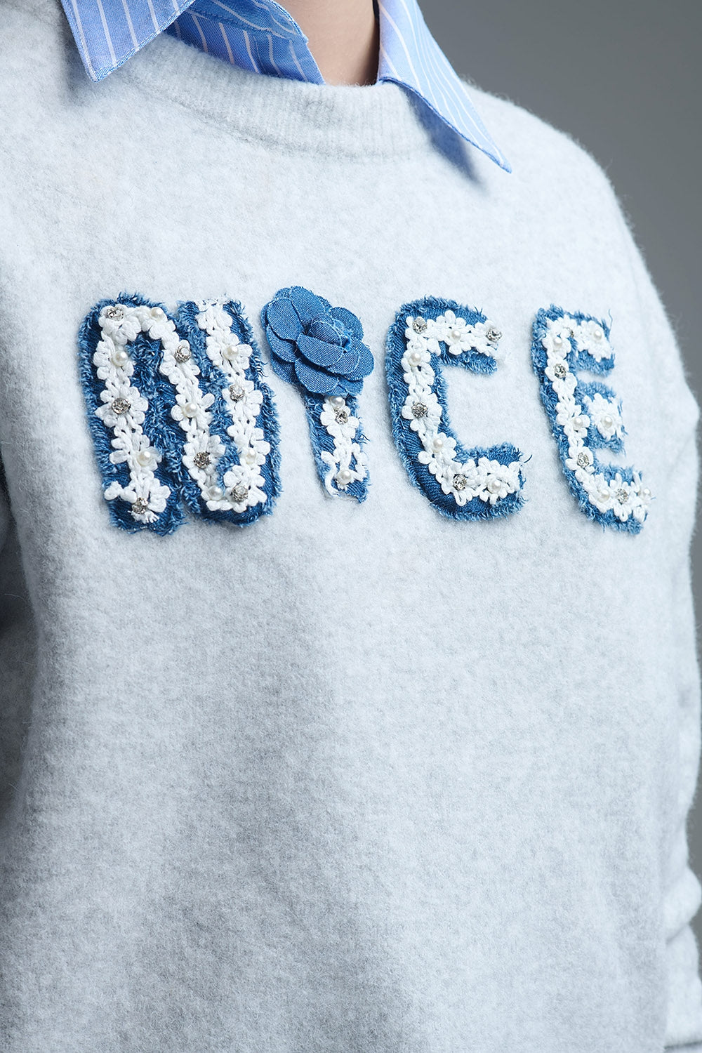 Pull gris à col rond avec broderies Nice