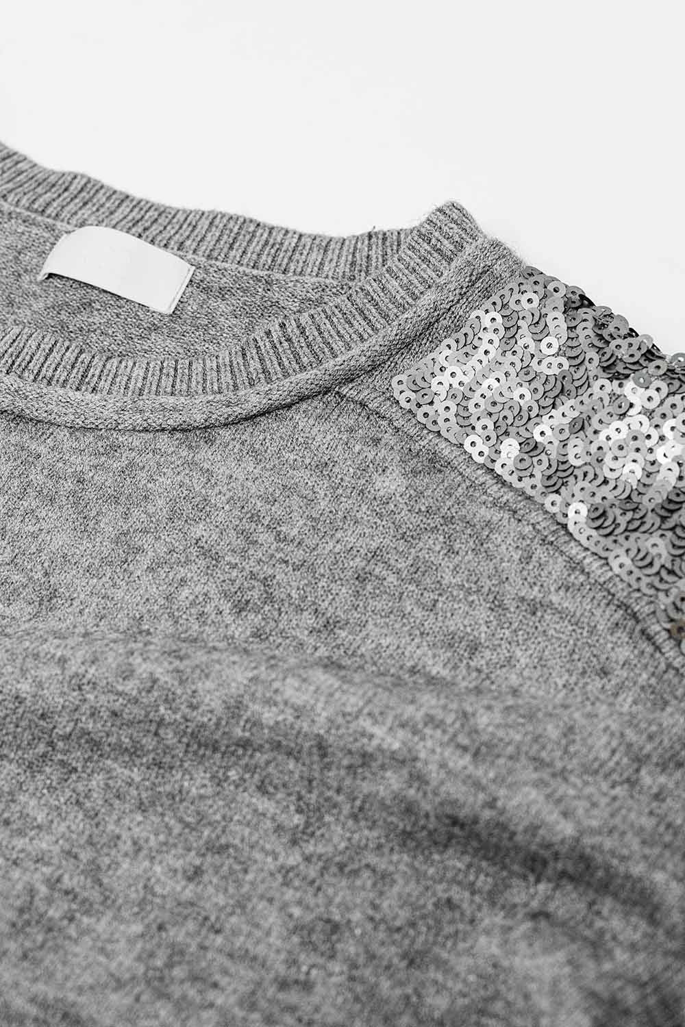 Pull gris à manches longues avec paillettes sur les épaules