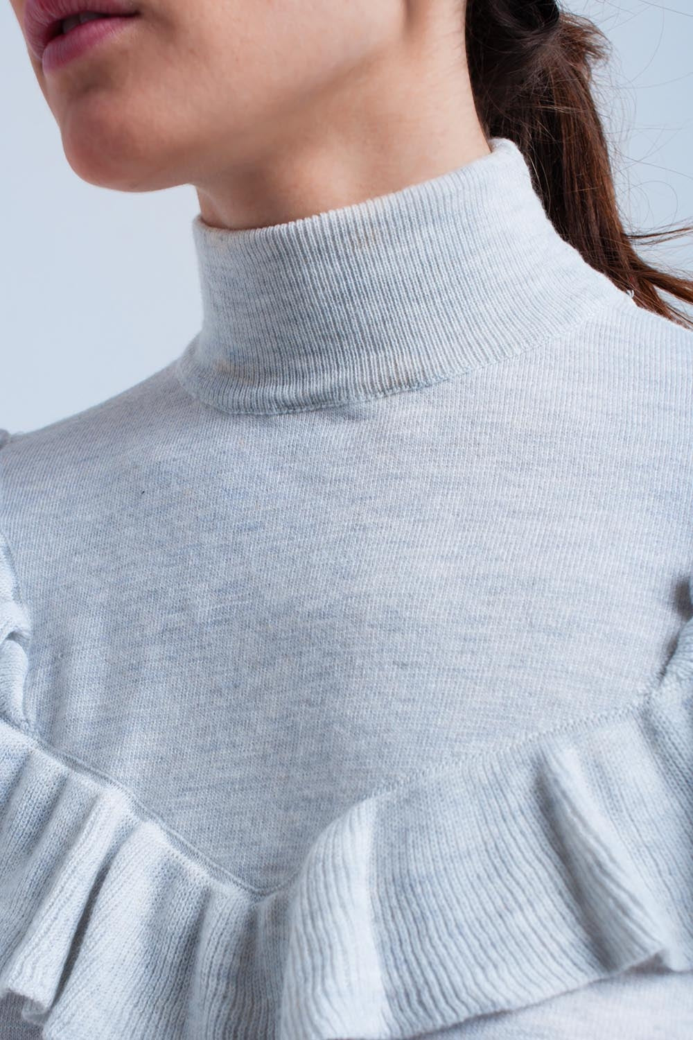 Pull gris avec volants