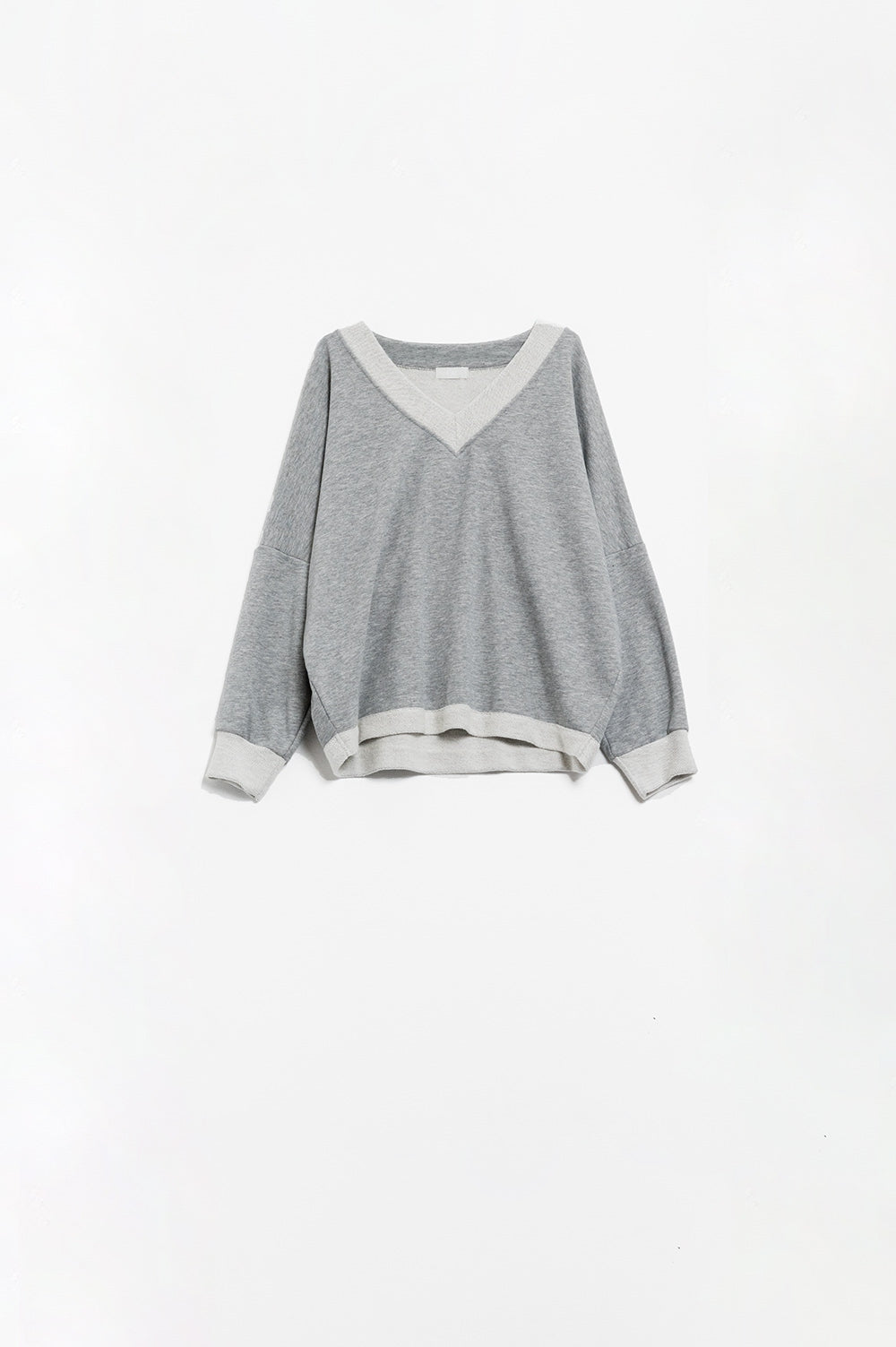 Q2 Pull gris basique avec coutures blanches et col en V