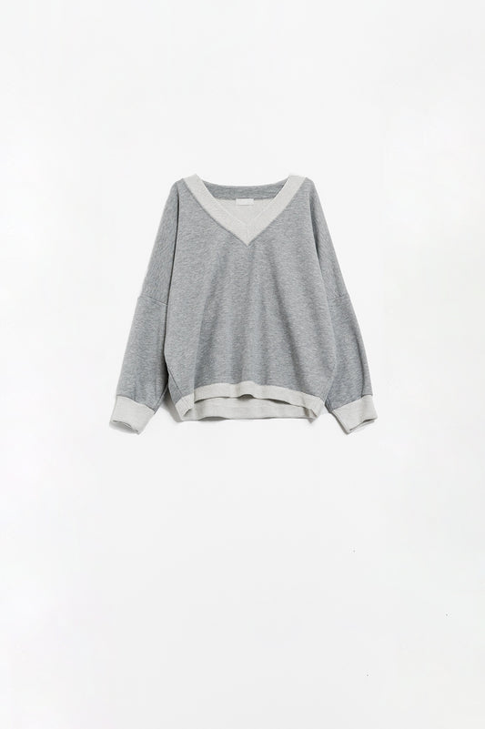 Q2 Pull gris basique avec coutures blanches et col en V